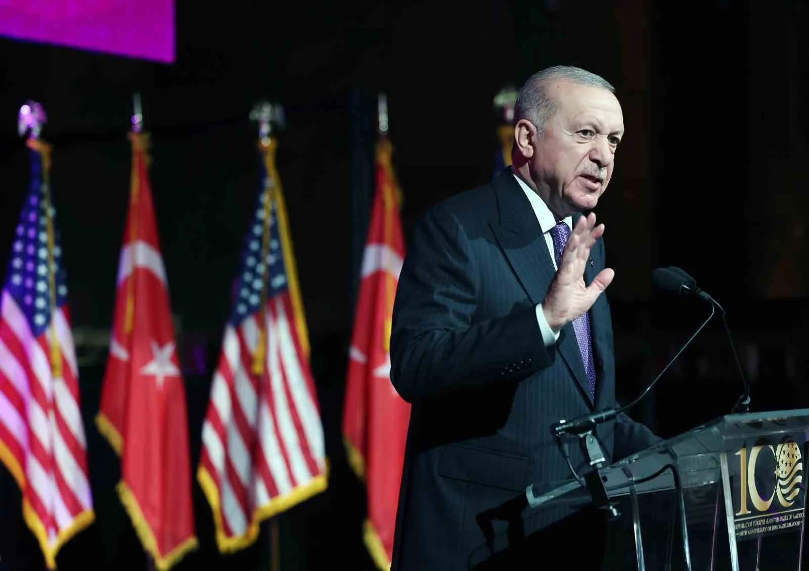 CUMHURBAŞKANI RECEP TAYYİP ERDOĞAN, "100 YILLIK DOSTLUK: TÜRKİYE-AMERİKA BİRLEŞİK DEVLETLERİ" ETKİNLİĞİ'NDE YAPTIĞI KONUŞMADA, "TÜRKİYE YAPTIĞI ATILIM VE HAMLELERLE SAVUNMA SANAYİNDE ARTIK YALNIZCA BÖLGESİNDE DEĞİL, DÜNYA ÖLÇEĞİNDE RAĞBET GÖREN BİR AKTÖR HALİNE GELMİŞTİR. BUNDAN 20 YIL ÖNCE SENEDE SADECE 248 MİLYON DOLAR SAVUNMA İHRACATI YAPIYORKEN, BUGÜN 10 MİLYAR DOLARDAN FAZLA İHRACAT YAPAR SEVİYEYE GELDİK" DEDİ.