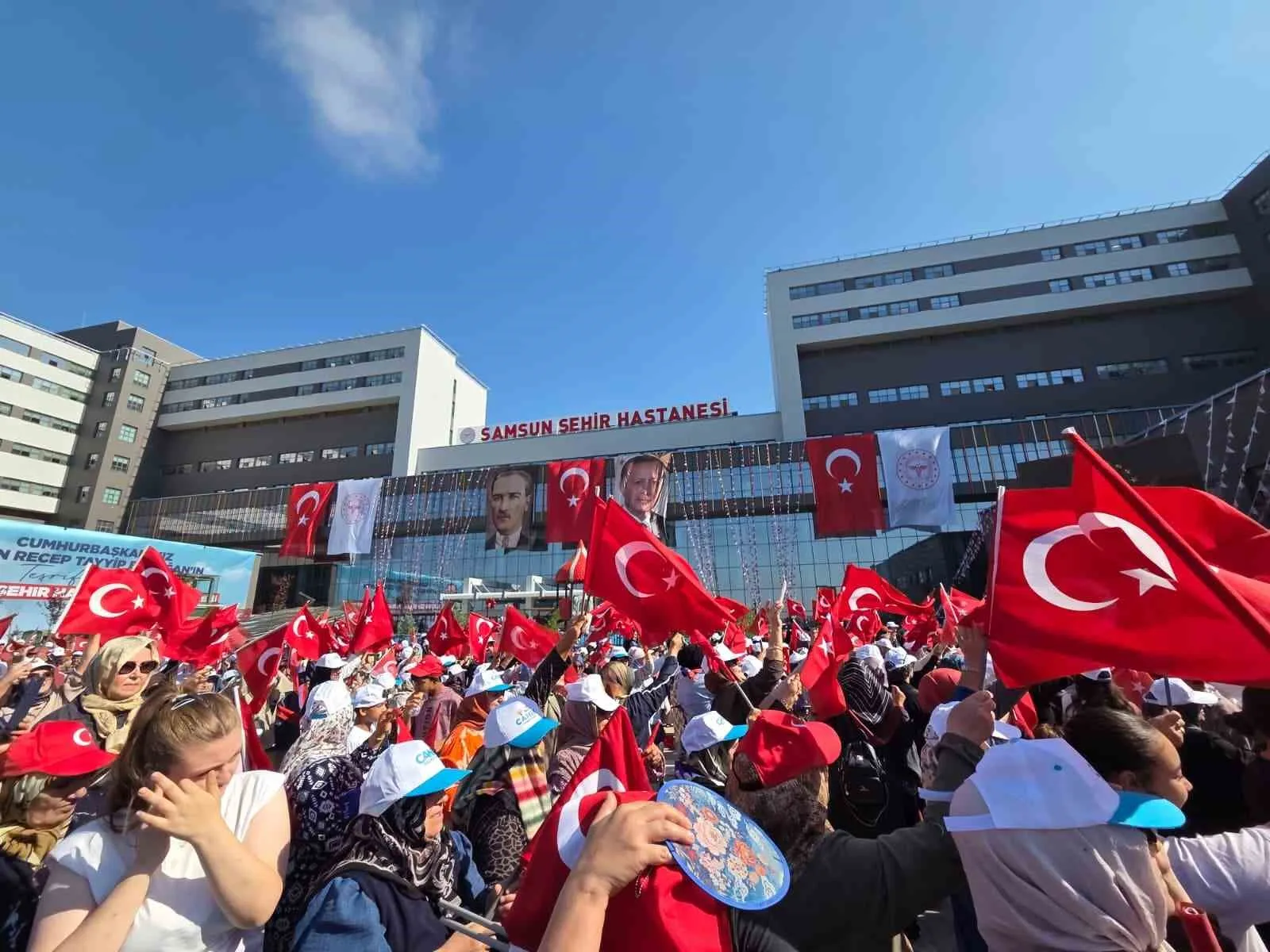 CUMHURBAŞKANI RECEP TAYYİP ERDOĞAN’IN KATILIMIYLA SAMSUN ŞEHİR HASTANESİ’NİN AÇILIŞI GERÇEKLEŞTİRİLDİ. BİN 458 YATAK KAPASİTESİNE SAHİP HASTANEDE 230 YOĞUN BAKIM YATAĞI, 320 POLİKLİNİK VE 40 AMELİYATHANENİN YANI SIRA NÜKLEER TIP, İYOT TEDAVİ, KALP VE KEMOTERAPİ MERKEZLERİ DE BULUNUYOR.