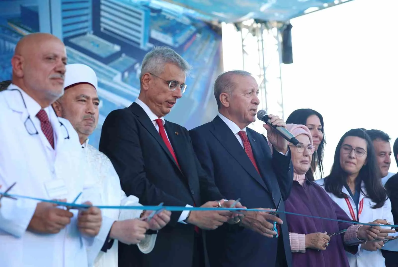 SAMSUN ŞEHİR HASTANESİ'NİN RESMİ AÇILIŞI VE GENÇLERLE BULUŞMA PROGRAMI İÇİN KENTE GELEN CUMHURBAŞKANI RECEP TAYYİP ERDOĞAN, VATANDAŞLARIN YOĞUN İLGİSİYLE KARŞILAŞTI.