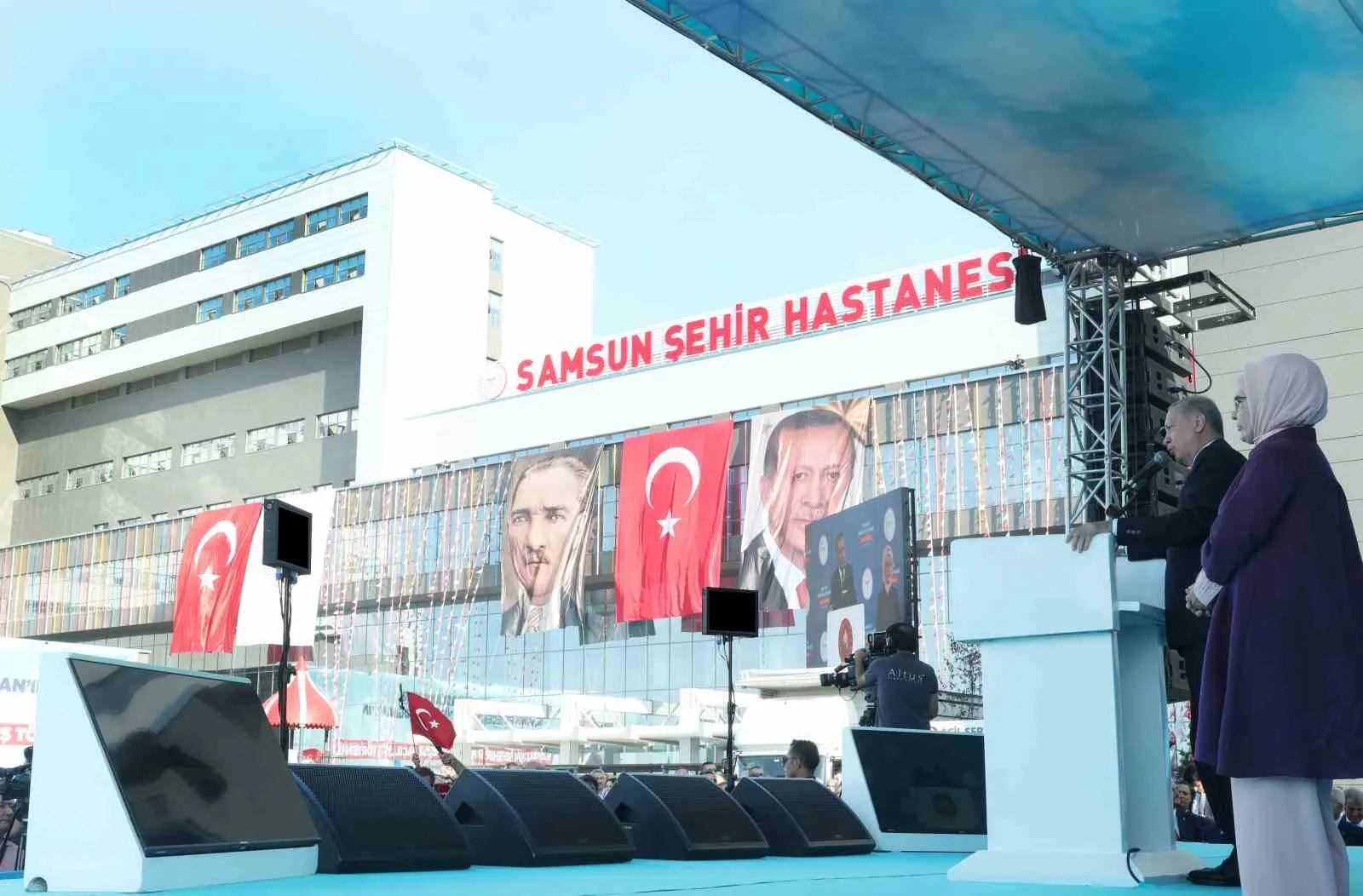 SAMSUN ŞEHİR HASTANESİ'NİN RESMİ AÇILIŞI VE GENÇLERLE BULUŞMA PROGRAMI İÇİN KENTE GELEN CUMHURBAŞKANI RECEP TAYYİP ERDOĞAN, VATANDAŞLARIN YOĞUN İLGİSİYLE KARŞILAŞTI.