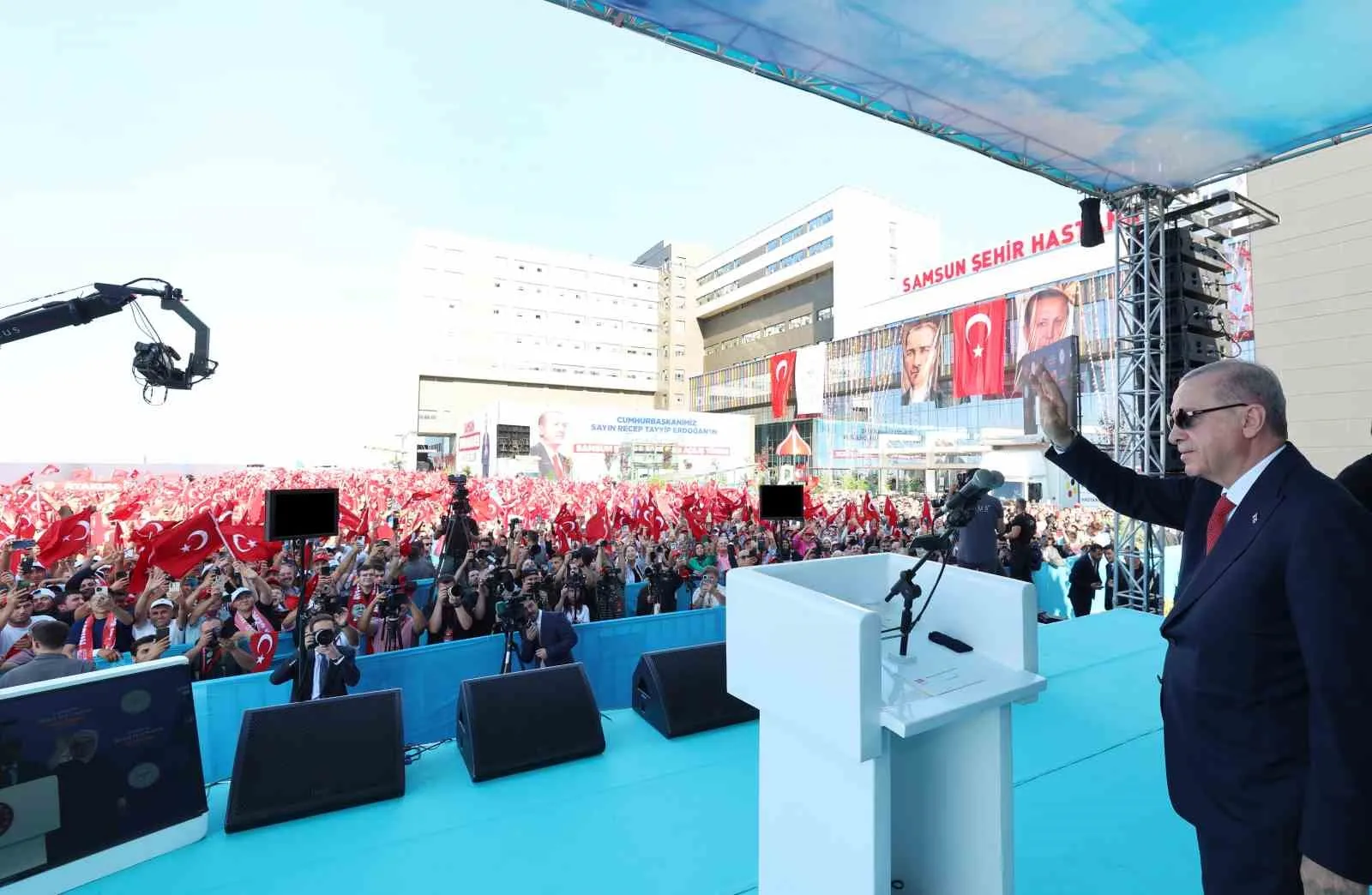 SAMSUN ŞEHİR HASTANESİ'NİN RESMİ AÇILIŞI VE GENÇLERLE BULUŞMA PROGRAMI İÇİN KENTE GELEN CUMHURBAŞKANI RECEP TAYYİP ERDOĞAN, VATANDAŞLARIN YOĞUN İLGİSİYLE KARŞILAŞTI.