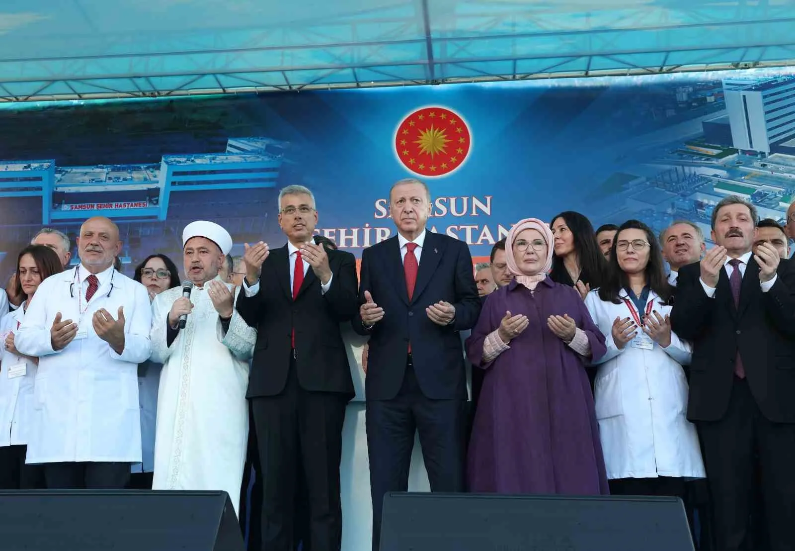 SAMSUN ŞEHİR HASTANESİ'NİN RESMİ AÇILIŞI VE GENÇLERLE BULUŞMA PROGRAMI İÇİN KENTE GELEN CUMHURBAŞKANI RECEP TAYYİP ERDOĞAN, VATANDAŞLARIN YOĞUN İLGİSİYLE KARŞILAŞTI.