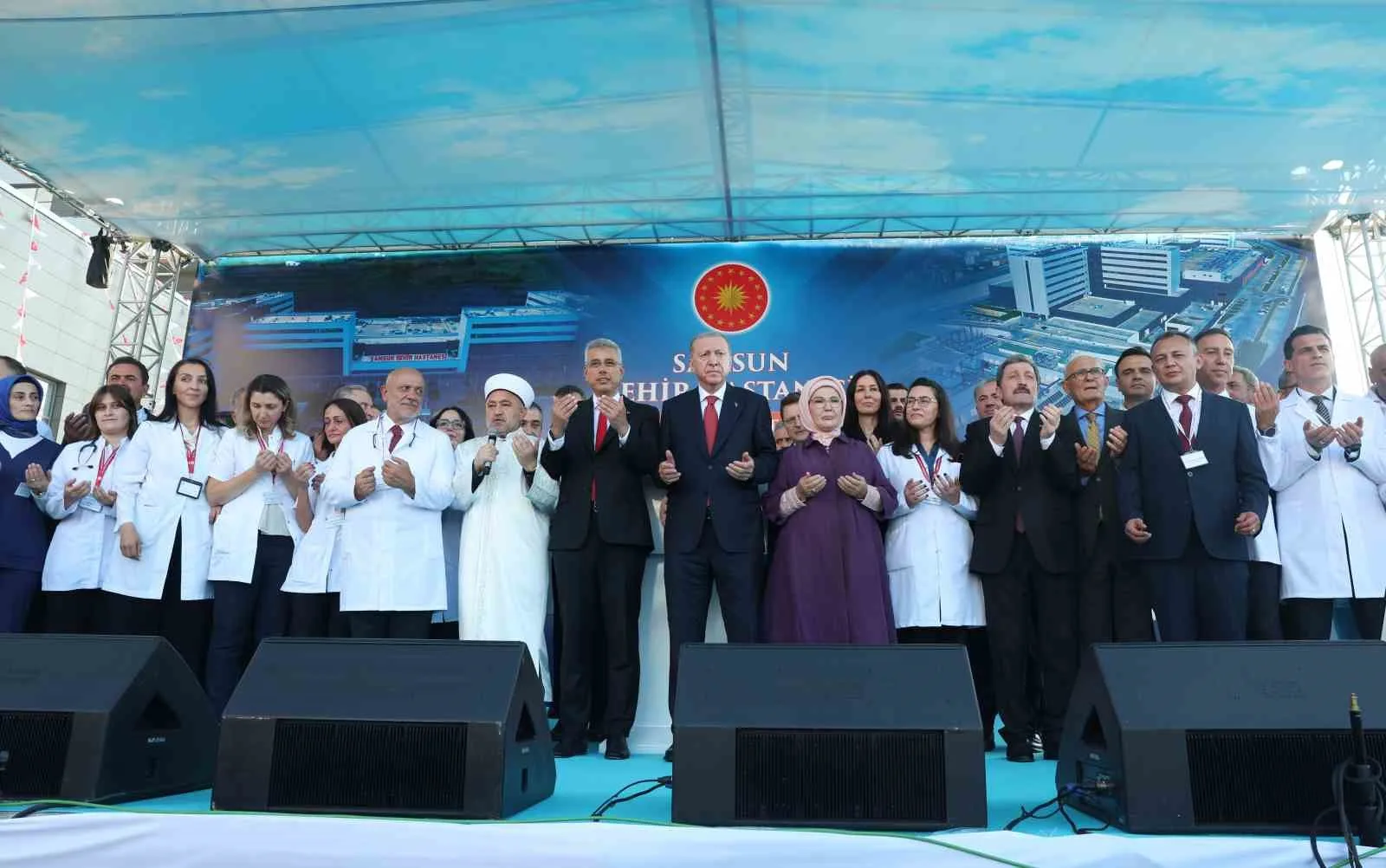 SAMSUN ŞEHİR HASTANESİ'NİN RESMİ AÇILIŞI VE GENÇLERLE BULUŞMA PROGRAMI İÇİN KENTE GELEN CUMHURBAŞKANI RECEP TAYYİP ERDOĞAN, VATANDAŞLARIN YOĞUN İLGİSİYLE KARŞILAŞTI.