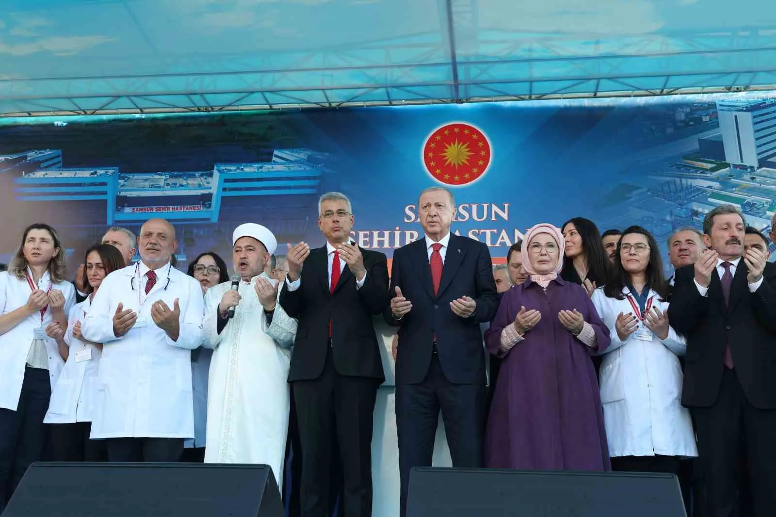SAMSUN ŞEHİR HASTANESİ'NİN RESMİ AÇILIŞI VE GENÇLERLE BULUŞMA PROGRAMI İÇİN KENTE GELEN CUMHURBAŞKANI RECEP TAYYİP ERDOĞAN, VATANDAŞLARIN YOĞUN İLGİSİYLE KARŞILAŞTI.