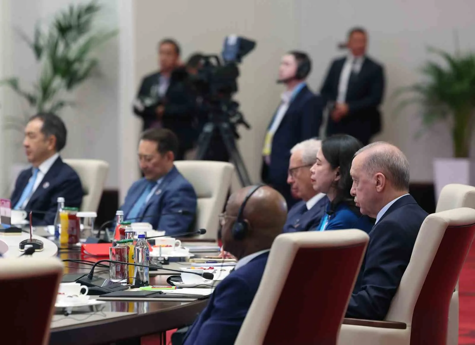 KIRGIZİSTAN'IN BAŞKENTİ BİŞKEK'TE CUMHURBAŞKANI RECEP TAYYİP ERDOĞAN'IN KATILDIĞI ŞANGHAY İŞBİRLİĞİ ÖRGÜTÜ (ŞİÖ) ZİRVESİ'NİN GENİŞLETİLMİŞ OTURUMU BAŞLADI.