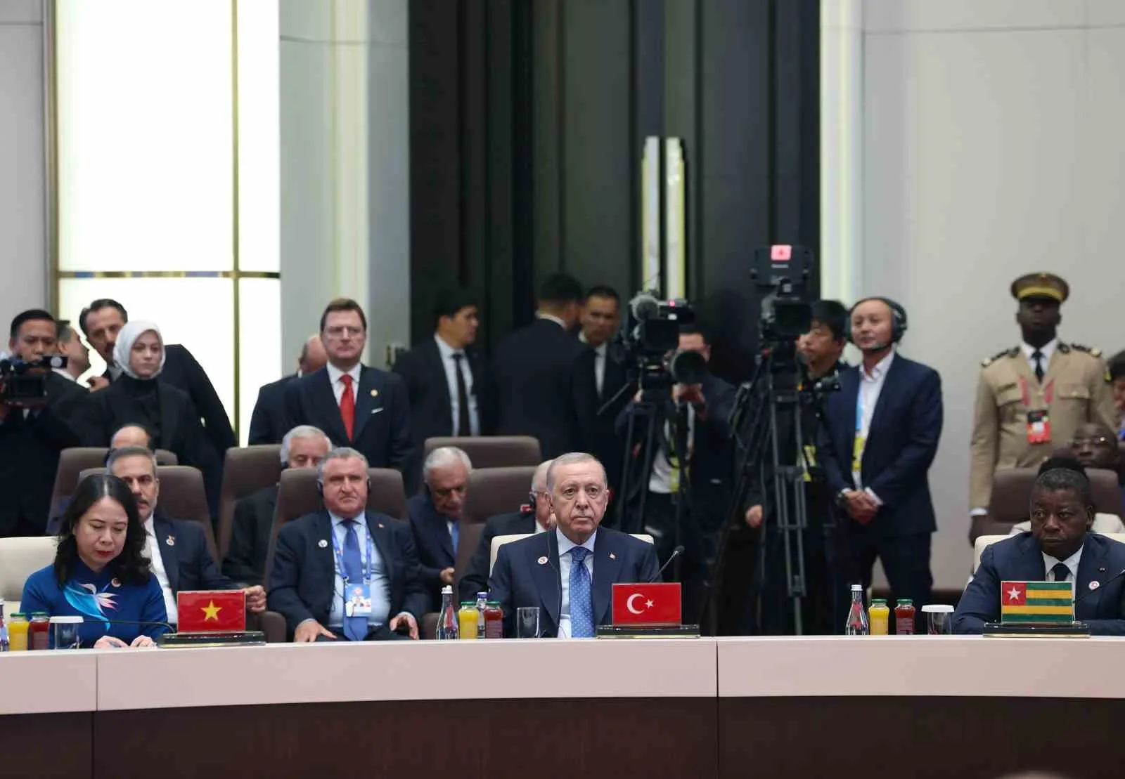 KIRGIZİSTAN'IN BAŞKENTİ BİŞKEK'TE CUMHURBAŞKANI RECEP TAYYİP ERDOĞAN'IN KATILDIĞI ŞANGHAY İŞBİRLİĞİ ÖRGÜTÜ (ŞİÖ) ZİRVESİ'NİN GENİŞLETİLMİŞ OTURUMU BAŞLADI.