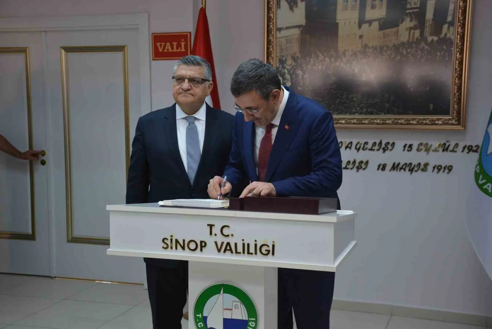 CUMHURBAŞKANI YARDIMCISI CEVDET YILMAZ, BİR DİZİ PROGRAMLARA KATILMAK ÜZERE SİNOP’A GELDİ.