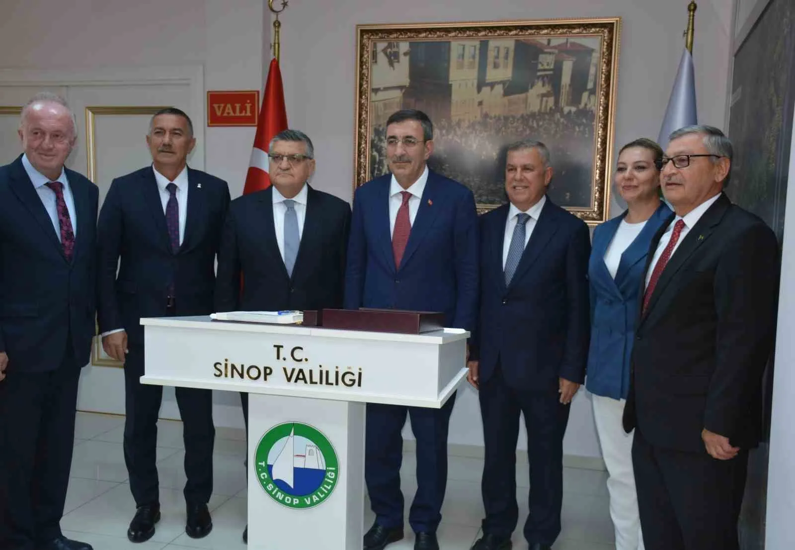 CUMHURBAŞKANI YARDIMCISI CEVDET YILMAZ, BİR DİZİ PROGRAMLARA KATILMAK ÜZERE SİNOP’A GELDİ.