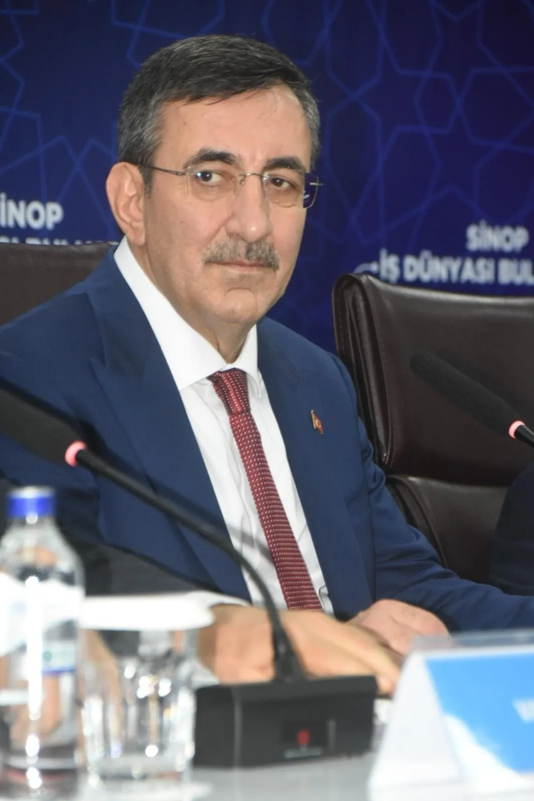 CUMHURBAŞKANI YARDIMCISI CEVDET YILMAZ, SİNOP’TA DÜZENLENEN STK VE İŞ DÜNYASI BULUŞMASI’NDA YAPTIĞI KONUŞMADA KENTİN YATIRIM, TURİZM, SANAYİ VE EKONOMİK POTANSİYELİNE İLİŞKİN DEĞERLENDİRMELERDE BULUNDU. YILMAZ, SİNOP’TA HÜKÜMETLERİ DÖNEMİNDE 70 MİLYAR LİRAYI AŞAN KAMU YATIRIMI GERÇEKLEŞTİRİLDİĞİNİ SÖYLEDİ.