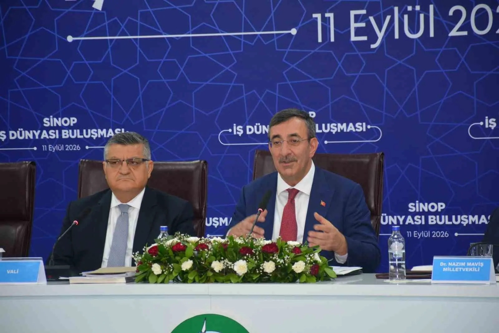 CUMHURBAŞKANI YARDIMCISI CEVDET YILMAZ, SİNOP’TA DÜZENLENEN STK VE İŞ DÜNYASI BULUŞMASI’NDA YAPTIĞI KONUŞMADA KENTİN YATIRIM, TURİZM, SANAYİ VE EKONOMİK POTANSİYELİNE İLİŞKİN DEĞERLENDİRMELERDE BULUNDU. YILMAZ, SİNOP’TA HÜKÜMETLERİ DÖNEMİNDE 70 MİLYAR LİRAYI AŞAN KAMU YATIRIMI GERÇEKLEŞTİRİLDİĞİNİ SÖYLEDİ.