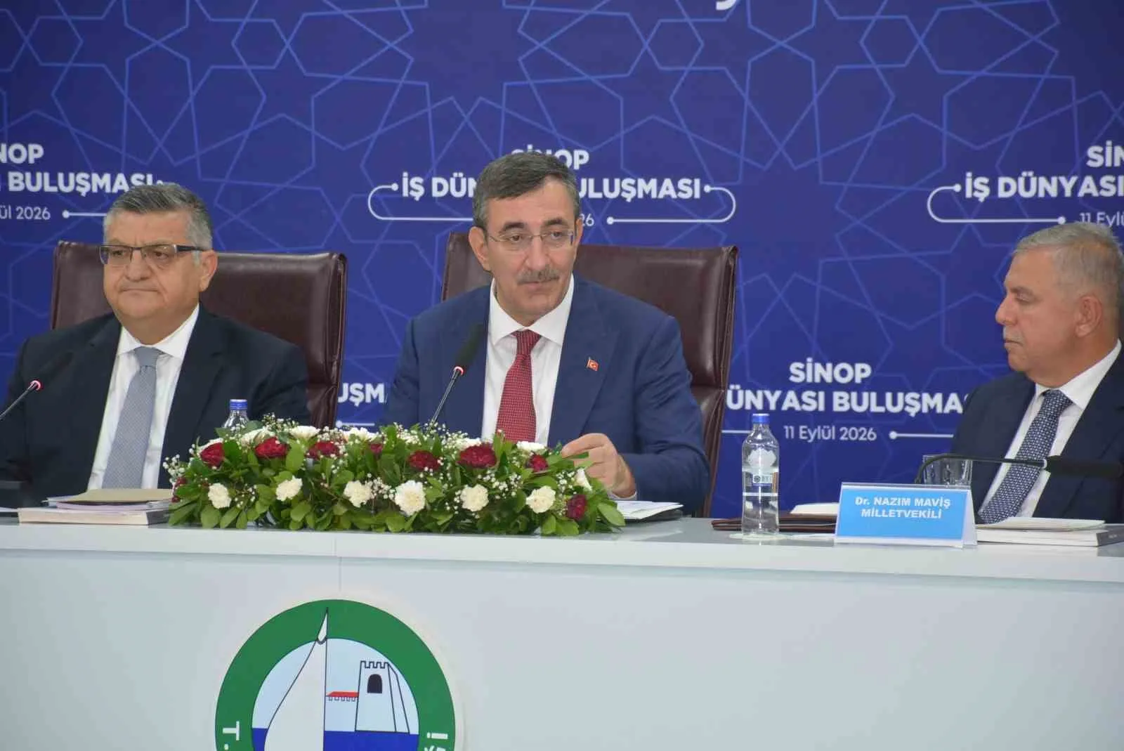 CUMHURBAŞKANI YARDIMCISI CEVDET YILMAZ, SİNOP’TA DÜZENLENEN STK VE İŞ DÜNYASI BULUŞMASI’NDA YAPTIĞI KONUŞMADA KENTİN YATIRIM, TURİZM, SANAYİ VE EKONOMİK POTANSİYELİNE İLİŞKİN DEĞERLENDİRMELERDE BULUNDU. YILMAZ, SİNOP’TA HÜKÜMETLERİ DÖNEMİNDE 70 MİLYAR LİRAYI AŞAN KAMU YATIRIMI GERÇEKLEŞTİRİLDİĞİNİ SÖYLEDİ.