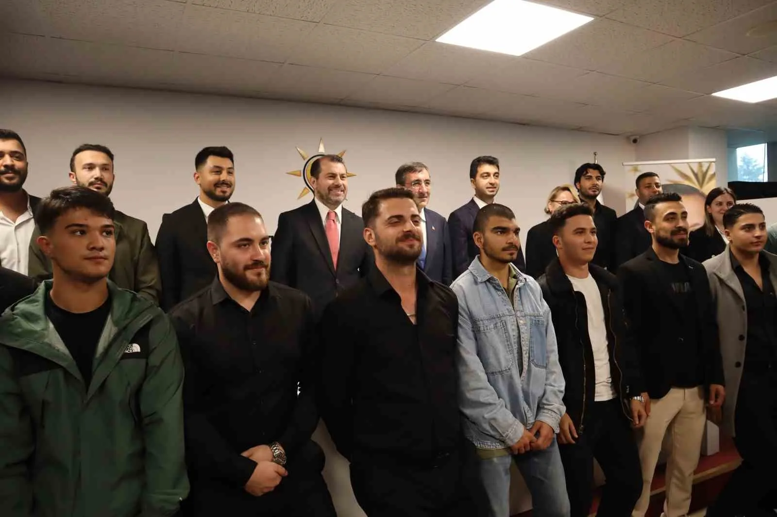 AK PARTİ TUZLA İLÇE TEŞKİLATI BULUŞMASINA KATILAN CUMHURBAŞKANI YARDIMCISI CEVDET YILMAZ, TÜRKİYE'NİN SAVUNMA SANAYİSİNDE KATETTİĞİ MESAFEYE DİKKATİ ÇEKEREK, "SAVUNMA SANAYİSİNDEKİ GELİŞİMİ SADECE BİR DEĞİŞİM DEĞİL, TAM ANLAMIYLA BİR DEVRİM OLARAK NİTELENDİRİYORUM. GEÇEN YIL 10 MİLYAR DOLARDAN FAZLA İHRACAT GERÇEKLEŞTİRDİK" DEDİ.