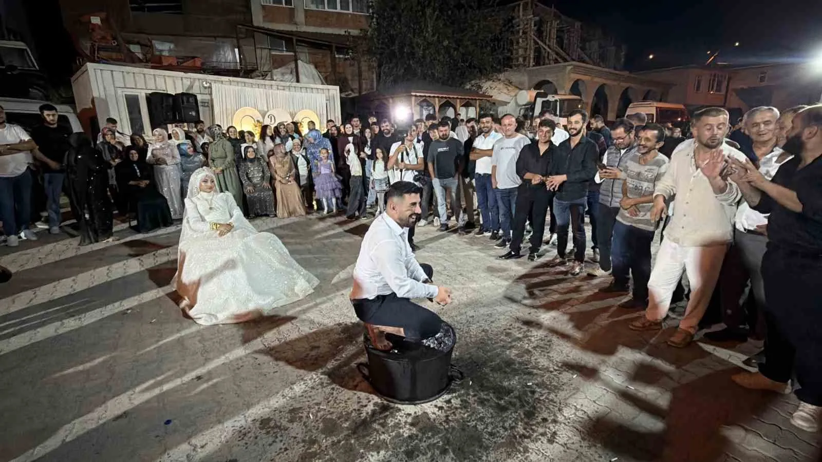 ZONGULDAK’IN ALAPLI İLÇESİNDE ESKİ DÜĞÜN GELENEKLERİNİ YAŞATMAK AMACIYLA DÜZENLENEN DÜĞÜNDE DAMAT VE SAĞDIÇ, ARKADAŞLARI TARAFINDAN KARA KAZANIN ÜZERİNE ÇIKARILARAK OYNATILDI. AYAKLARINA KATRAN VE UN SÜRÜLEN DAMAT İLE SAĞDICIN EĞLENCELİ ANLARI RENKLİ GÖRÜNTÜLERE SAHNE OLDU.