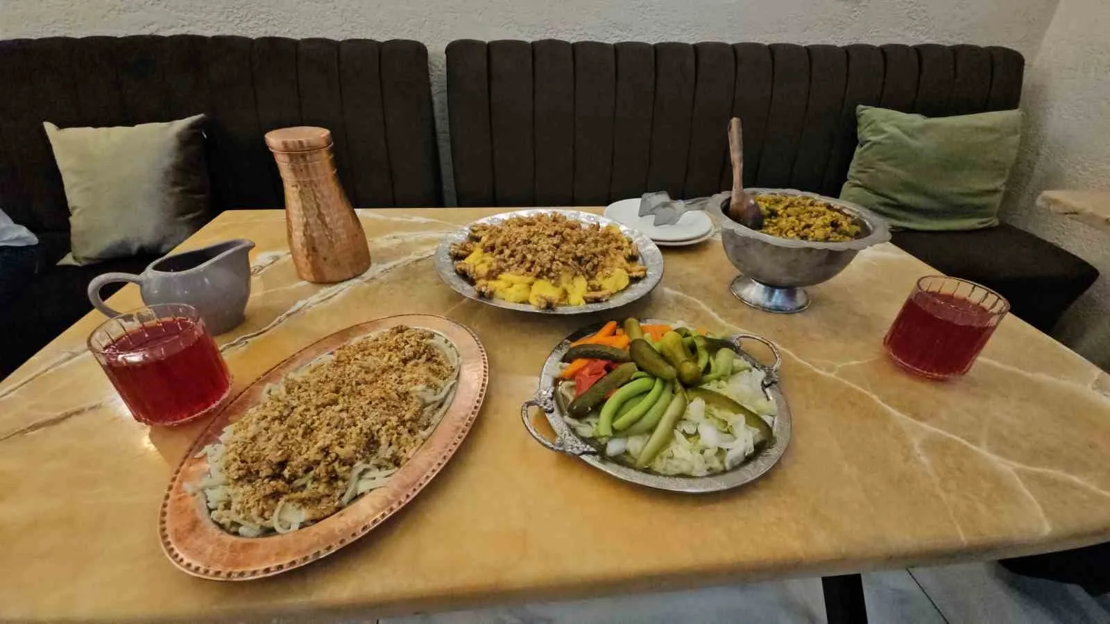 ZONGULDAK'IN DEVREK İLÇESİNDE RESTORAN İŞLETEN 50 YAŞINDAKİ YADİGAR BENLİ, TAMAMI KADINLARDAN OLUŞAN EKİBİYLE YÖRESEL YEMEKLERİ HAZIRLAYARAK MÜŞTERİLERİNE SUNUYOR. MALAYDAN KARA MANCARLI YEMEĞE, CEVİZLİ KEŞLİ MAKARNADAN YÖREDE "KİREN" ADI VERİLEN KIZILCIK SUYUNA KADAR GEÇMİŞTEN TATLARI HAZIRLAYAN BENLİ, BU YEMEKLERİN GELECEK NESİLLER TARAFINDAN DA BİLİNMESİNİ İSTİYOR.