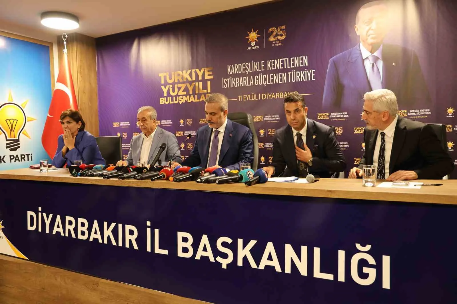 DIŞİŞLERİ BAKANI HAKAN FİDAN, ÇEŞİTLİ PROGRAMLARA KATILMAK ÜZERE ÖĞLEN SAATLERİNDE DİYARBAKIR’A GELDİ. ULU CAMİDE CUMA NAMAZINI KILAN BAKAN FİDAN DAHA SONRA ESNAF VE VATANDAŞLARLA BİR ARAYA GELDİ. BAKAN FİDAN, DAHA SONRA DİYARBAKIR VALİLİĞİNİ ZİYARET EDEREK YÜRÜTÜLEN ÇALIŞMALAR HAKKINDA BİLGİ ALDI. ARDINDAN AK PARTİ DİYARBAKIR İL BAŞKANLIĞINA GEÇEN BAKAN FİDAN, BURADA AÇIKLAMALARDA BULUNDU.