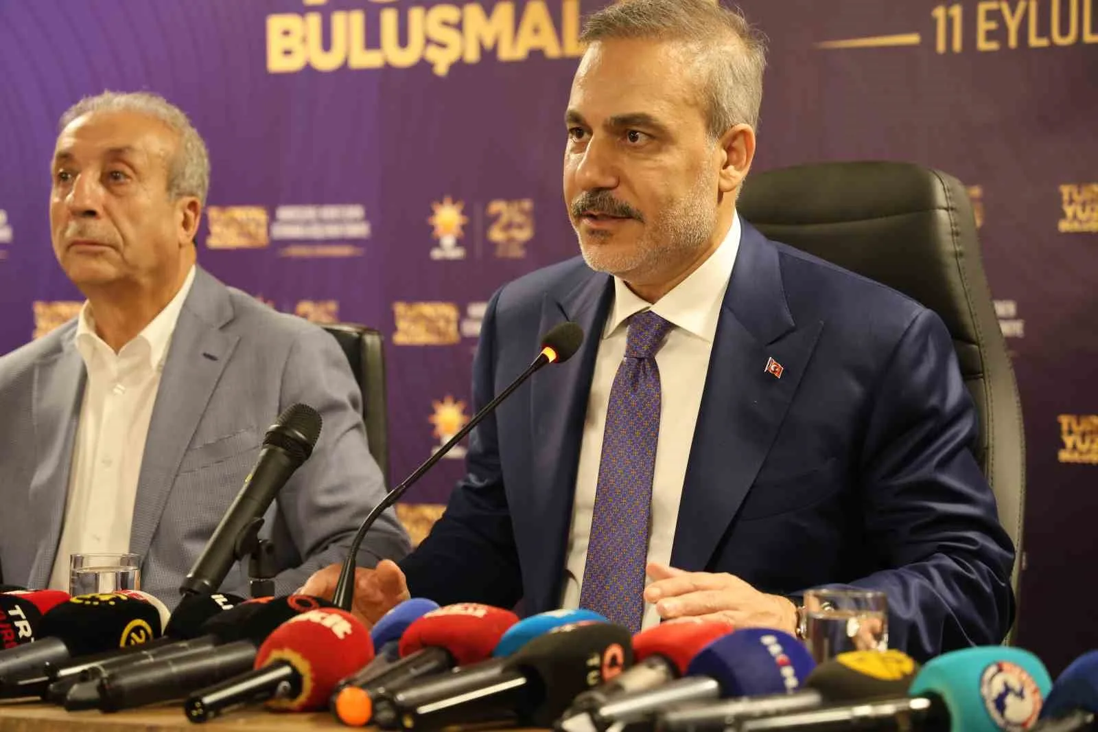 DIŞİŞLERİ BAKANI HAKAN FİDAN, ÇEŞİTLİ PROGRAMLARA KATILMAK ÜZERE ÖĞLEN SAATLERİNDE DİYARBAKIR’A GELDİ. ULU CAMİDE CUMA NAMAZINI KILAN BAKAN FİDAN DAHA SONRA ESNAF VE VATANDAŞLARLA BİR ARAYA GELDİ. BAKAN FİDAN, DAHA SONRA DİYARBAKIR VALİLİĞİNİ ZİYARET EDEREK YÜRÜTÜLEN ÇALIŞMALAR HAKKINDA BİLGİ ALDI. ARDINDAN AK PARTİ DİYARBAKIR İL BAŞKANLIĞINA GEÇEN BAKAN FİDAN, BURADA AÇIKLAMALARDA BULUNDU.