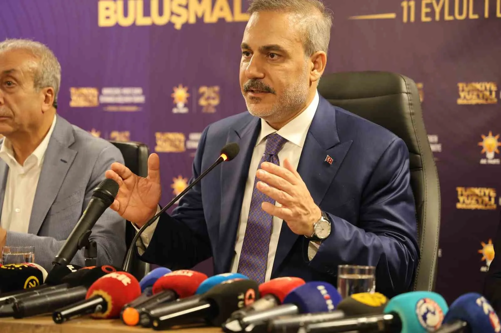 DIŞİŞLERİ BAKANI HAKAN FİDAN, ÇEŞİTLİ PROGRAMLARA KATILMAK ÜZERE ÖĞLEN SAATLERİNDE DİYARBAKIR’A GELDİ. ULU CAMİDE CUMA NAMAZINI KILAN BAKAN FİDAN DAHA SONRA ESNAF VE VATANDAŞLARLA BİR ARAYA GELDİ. BAKAN FİDAN, DAHA SONRA DİYARBAKIR VALİLİĞİNİ ZİYARET EDEREK YÜRÜTÜLEN ÇALIŞMALAR HAKKINDA BİLGİ ALDI. ARDINDAN AK PARTİ DİYARBAKIR İL BAŞKANLIĞINA GEÇEN BAKAN FİDAN, BURADA AÇIKLAMALARDA BULUNDU.