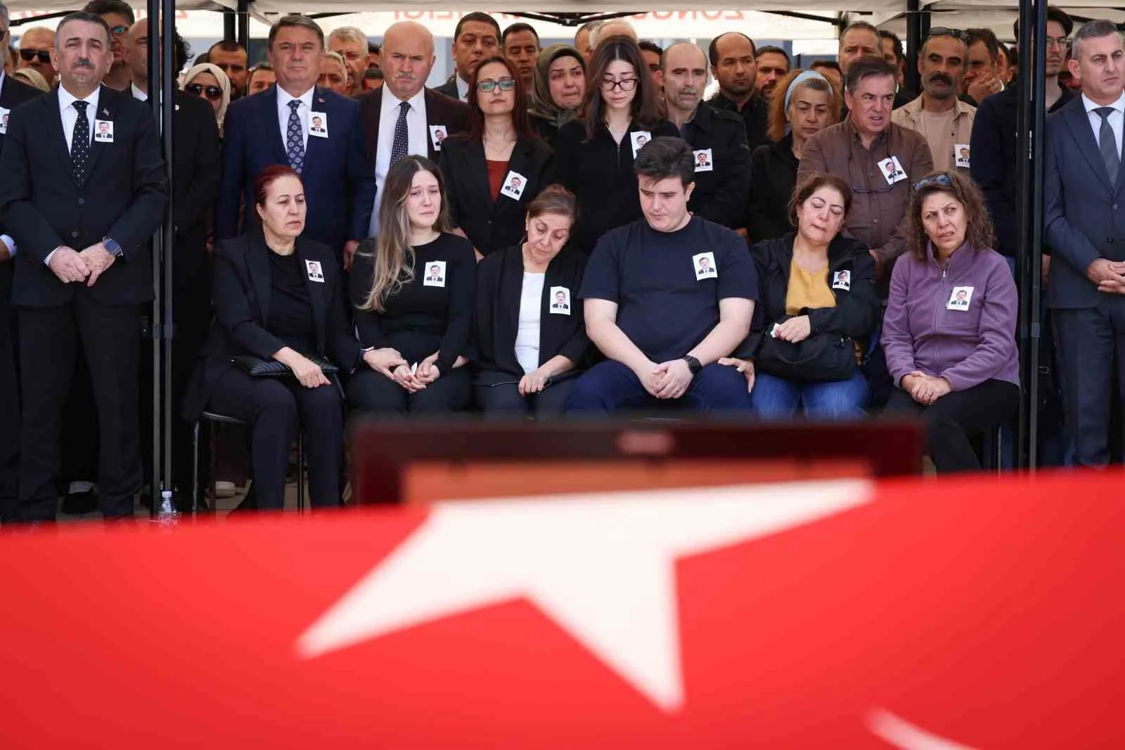 İSTANBUL’DA GEÇİRDİĞİ KALP KRİZİ SONUCU 57 YAŞINDA HAYATINI KAYBEDEN ZONGULDAK VALİ YARDIMCISI MUAMMER BALCI İÇİN VALİLİK ÖNÜNDE RESMİ TÖREN DÜZENLENDİ. BALCI’NIN EMEKLİLİK DİLEKÇESİ VEREREK YILLIK İZNE AYRILDIĞI ÖĞRENİLDİ.