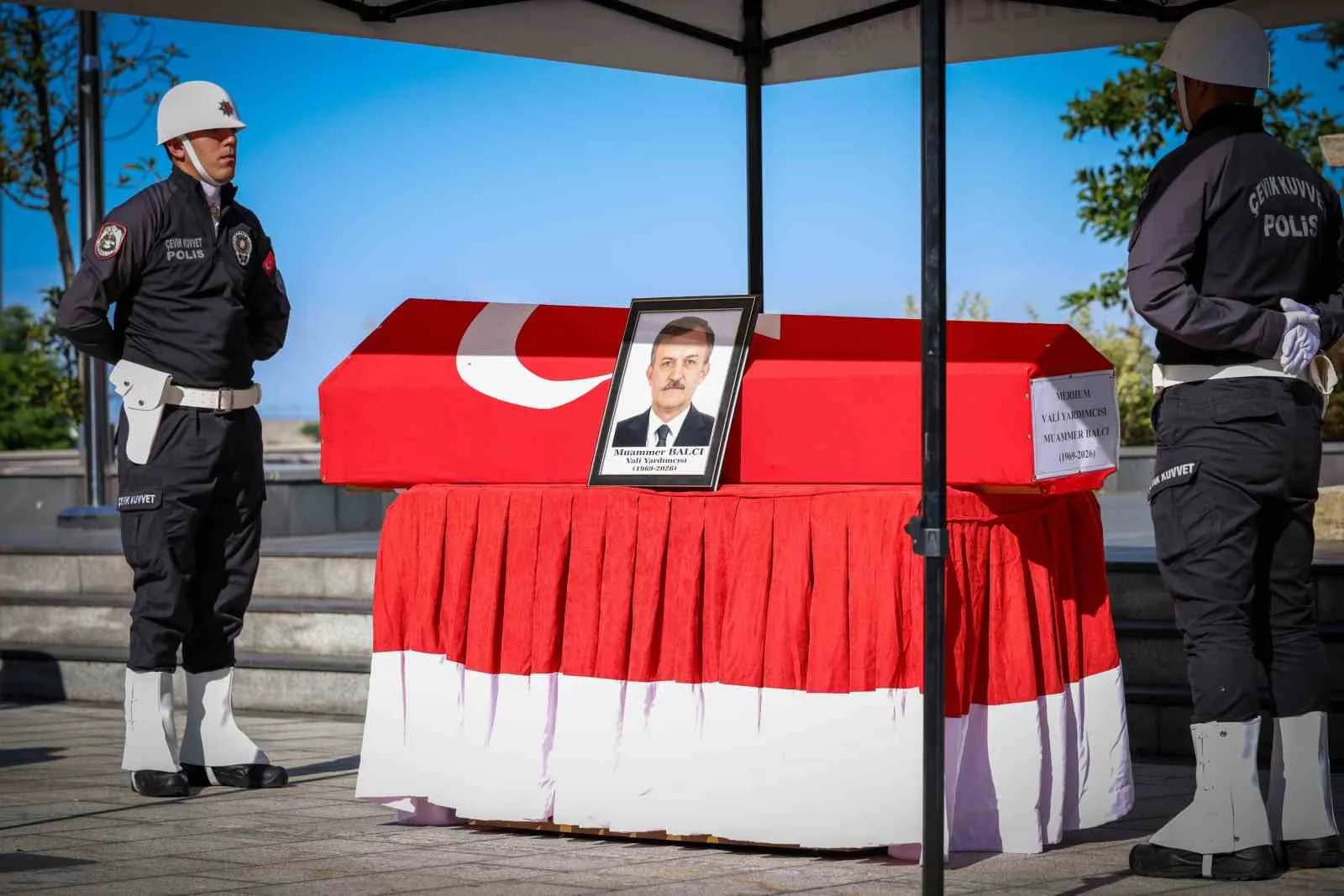 İSTANBUL’DA GEÇİRDİĞİ KALP KRİZİ SONUCU 57 YAŞINDA HAYATINI KAYBEDEN ZONGULDAK VALİ YARDIMCISI MUAMMER BALCI İÇİN VALİLİK ÖNÜNDE RESMİ TÖREN DÜZENLENDİ. BALCI’NIN EMEKLİLİK DİLEKÇESİ VEREREK YILLIK İZNE AYRILDIĞI ÖĞRENİLDİ.