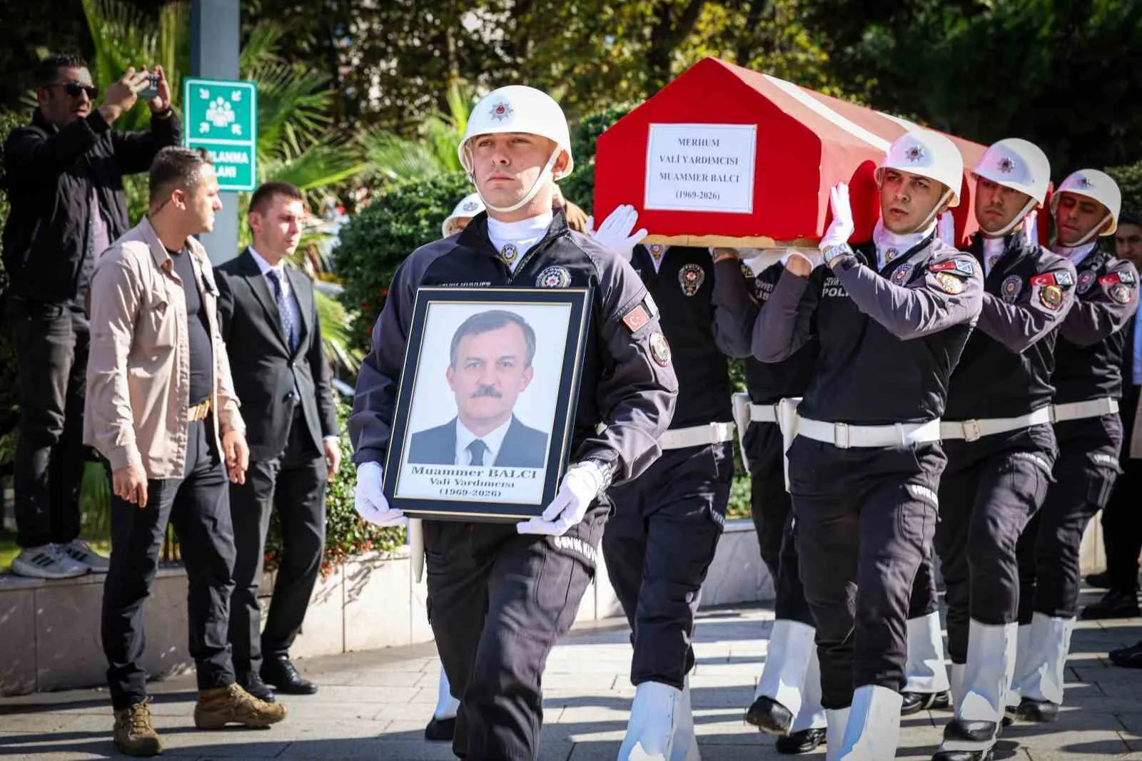 İSTANBUL’DA GEÇİRDİĞİ KALP KRİZİ SONUCU 57 YAŞINDA HAYATINI KAYBEDEN ZONGULDAK VALİ YARDIMCISI MUAMMER BALCI İÇİN VALİLİK ÖNÜNDE RESMİ TÖREN DÜZENLENDİ. BALCI’NIN EMEKLİLİK DİLEKÇESİ VEREREK YILLIK İZNE AYRILDIĞI ÖĞRENİLDİ.