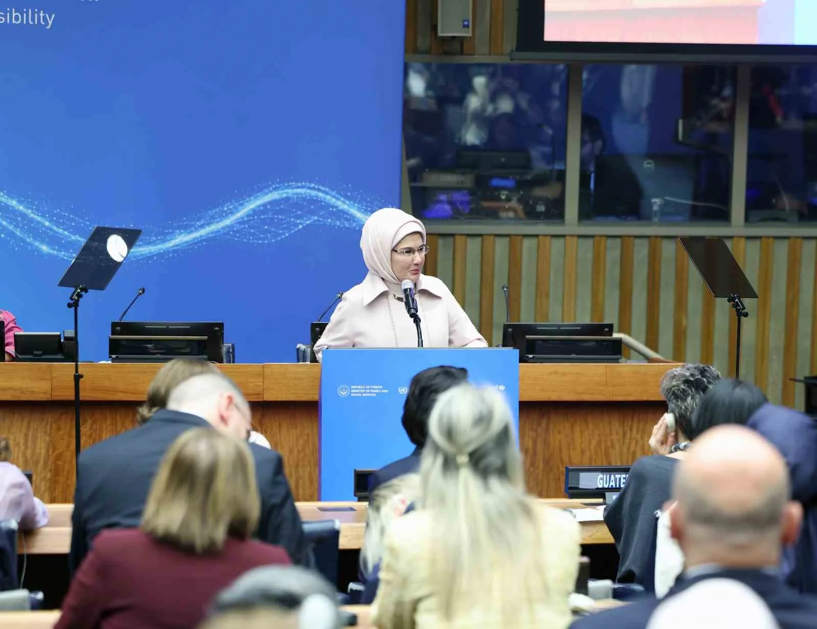 EMİNE ERDOĞAN, "TEKNOLOJİ, İNSANLIĞIN DEĞERLERİNE YABANCI, TANIMSIZ, SINIRSIZ, FİLTRESİZ VE GÖRÜNMEZ TUZAKLARLA DOLU BİR ALAN HALİNE GELMEMELİDİR. İNSANLIĞIN BÜYÜK HİKAYESİNDE AÇILMIŞ YENİ VE TEMİZ BİR SAYFA OLMALIDIR" İFADELERİNİ KULLANDI.