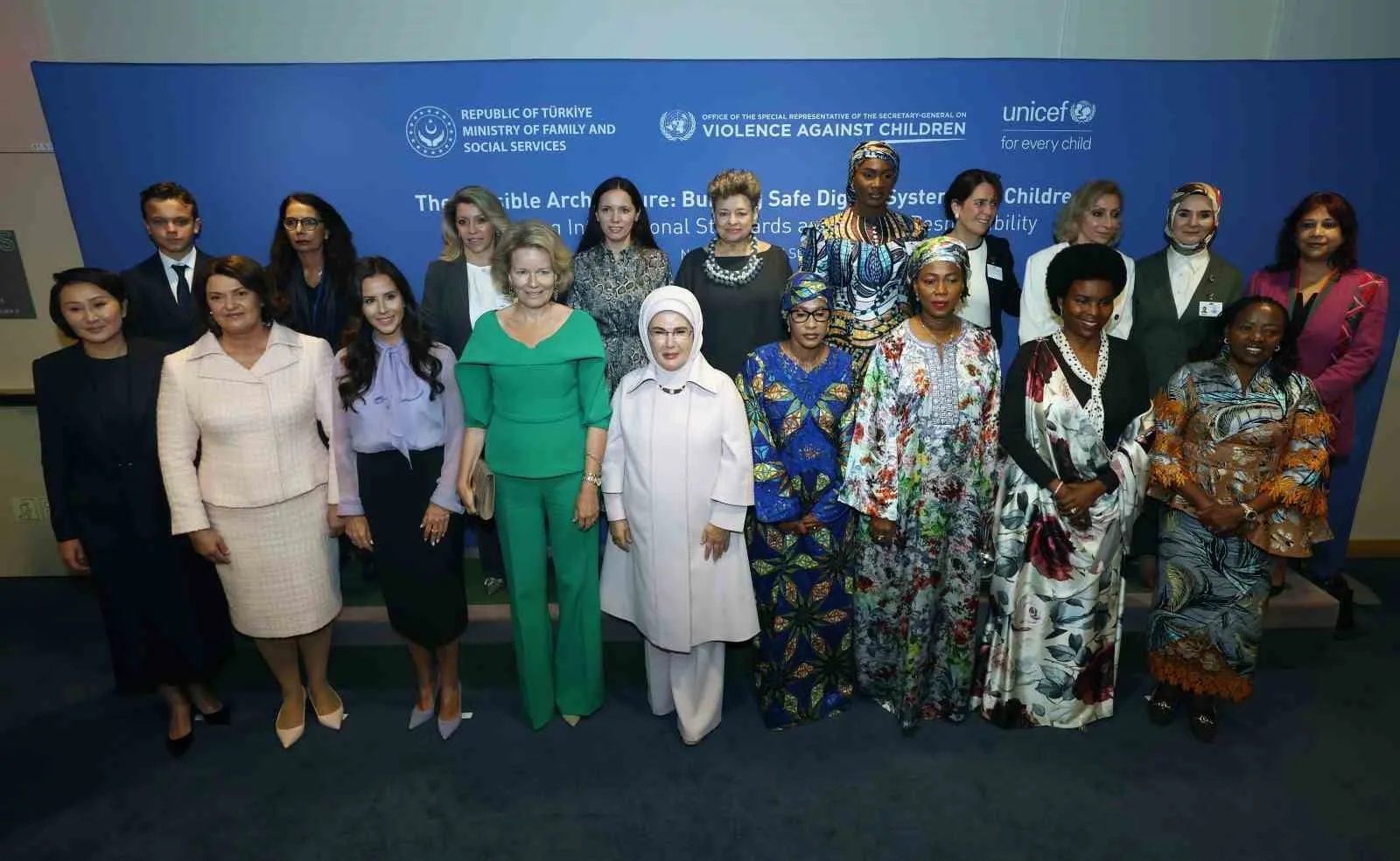 PROGRAMIN BAŞINDA EMİNE ERDOĞAN, BELÇİKA KRALİÇESİ MATHİLDE VE LİDER EŞLERİ İLE DİĞER ÜST DÜZEY İSİMLER AİLE FOTOĞRAFI ÇEKTİRDİ.