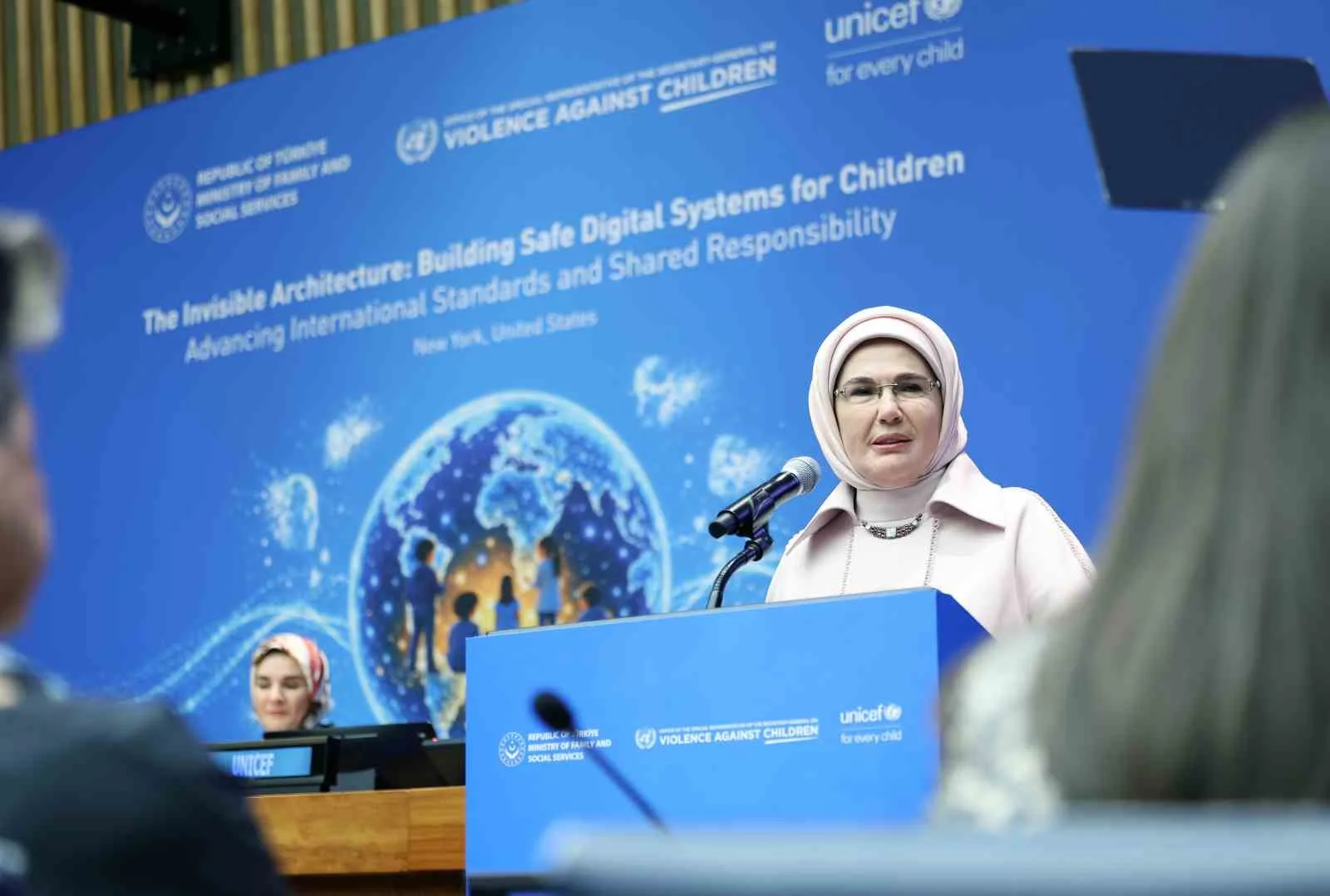 EMİNE ERDOĞAN, "FAKAT NE YAZIK Kİ GÜNÜMÜZDE ÇOCUKLAR, ZİHİNLERİNE VE DİKKATLERİNE GÖZ KONULMUŞ, KULLANICI PROFİLİNE İNDİRGENMİŞ BİR HEDEF KİTLEYE DÖNÜŞTÜRÜLDÜLER. ONLARI EKRAN BAŞINDA TUTMAK İSTEYEN DAVRANIŞ BİLİMCİLER, TASARIMCILAR VE NÖRO-BİLİMCİLER KARŞISINDA YAPAYALNIZ VE ÇARESİZLER." DEDİ.