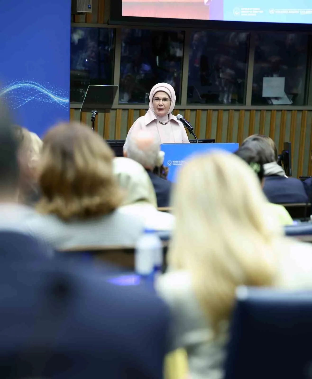 CUMHURBAŞKANI RECEP TAYYİP ERDOĞAN'IN EŞİ, BİRLEŞMİŞ MİLLETLER (BM) SIFIR ATIK YÜKSEK DÜZEYLİ ŞAHSİYETLER DANIŞMA KURULU BAŞKANI EMİNE ERDOĞAN, "ÇOCUĞUN GÜVENLİĞİNİ SAĞLAMA SORUMLULUĞU, YALNIZCA EBEVEYNLERİN DEĞİL HEPİMİZİNDİR. SAĞLIKLI BİR DİJİTAL EKOSİSTEM KURMALI VE GÜVENLİĞİN, DİJİTAL SİSTEMLERE SONRADAN EKLENEN BİR ÖZELLİK DEĞİL, TASARIMIN ÇIKIŞ NOKTASI OLMASINI SAĞLAMALIYIZ" DEDİ.