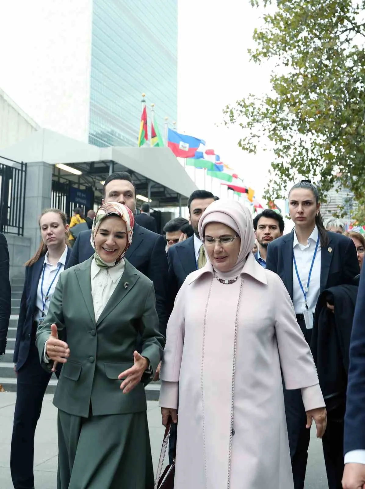 CUMHURBAŞKANI RECEP TAYYİP ERDOĞAN'IN EŞİ, BİRLEŞMİŞ MİLLETLER (BM) SIFIR ATIK YÜKSEK DÜZEYLİ ŞAHSİYETLER DANIŞMA KURULU BAŞKANI EMİNE ERDOĞAN, KENDİSİNİN HİMAYESİNDE, AİLE VE SOSYAL HİZMETLER BAKANLIĞI, UNICEF VE BM GENEL SEKRETERİ ÇOCUKLARA YÖNELİK ŞİDDET ÖZEL TEMSİLCİSİ OFİSİ İŞBİRLİĞİNDE, BM 81. GENEL KURULU MARJINDA DÜZENLENEN "GÖRÜNMEYEN MİMARİ: ÇOCUKLAR İÇİN GÜVENLİ DİJİTAL SİSTEMLER İNŞA ETMEK-ULUSLARARASI STANDARTLARIN VE ORTAK SORUMLULUĞUN GELİŞTİRİLMESİ" BAŞLIKLI ETKİNLİĞE KATILDI.