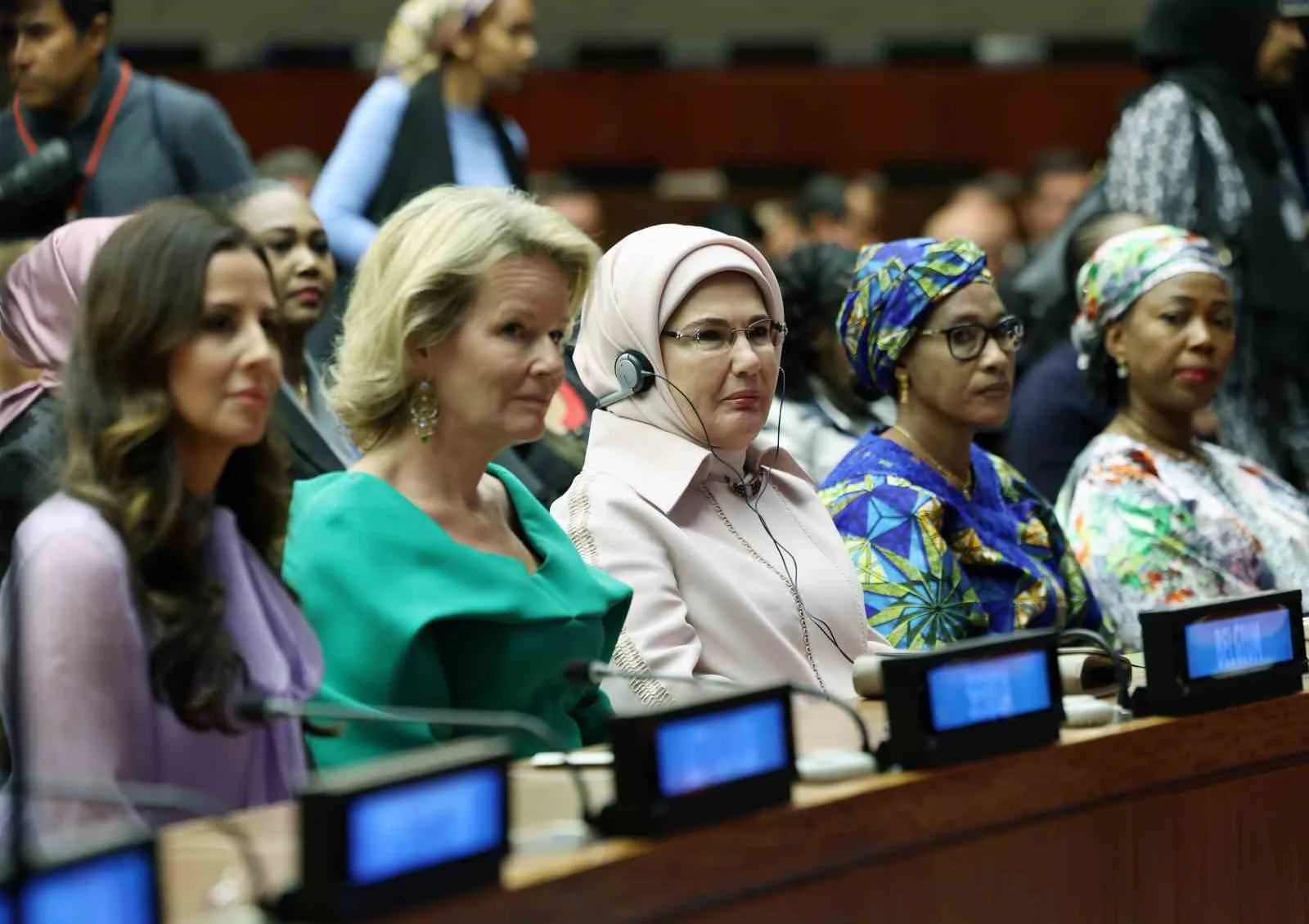 EMİNE ERDOĞAN, BU BULUŞMAYI GERÇEKLEŞTİREN AİLE VE SOSYAL HİZMETLER BAKANLIĞINA VE DAVETİNE İCABET EDEREK TOPLANTIYI ONURLANDIRAN KONUKLARA TEŞEKKÜR ETTİ.