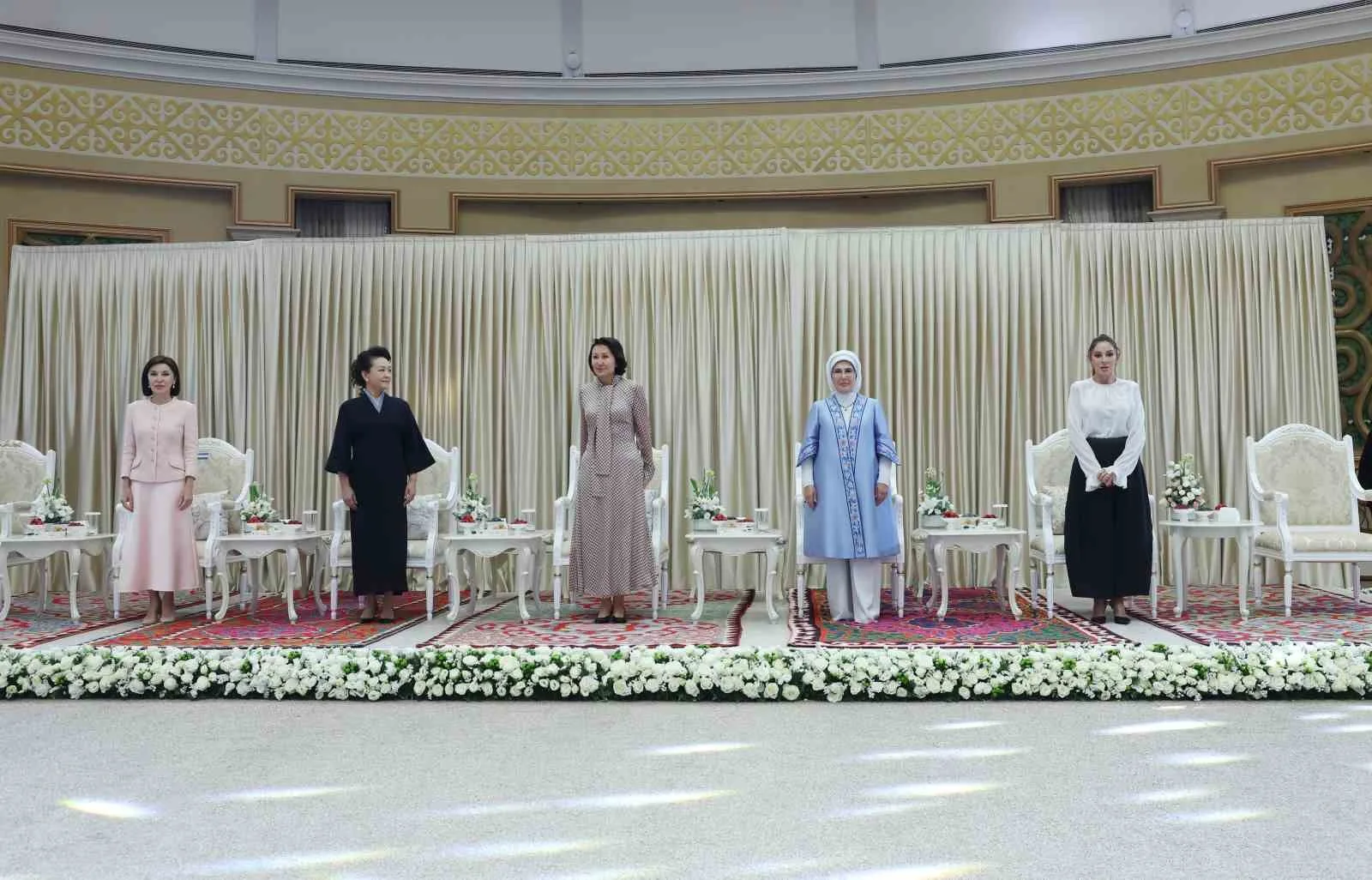 LİDER EŞLERİ, BURADA KIRGIZİSTAN KÜLTÜR, ENFORMASYON VE GENÇLİK POLİTİKASI BAKANLIĞI ÖNCÜLÜĞÜNDE ÇOCUK TOPLULUKLARININ HAZIRLADIĞI KONSERİ VE HALK DANSLARINI İZLEDİ.