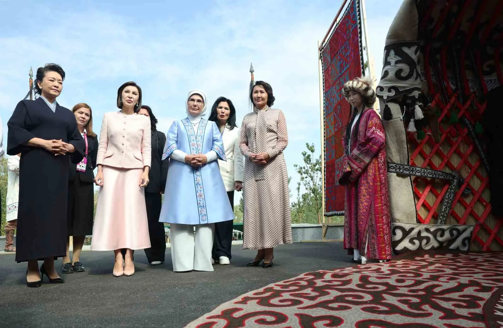 PROGRAM KAPSAMINDA KONUKEVİNİN PARKINDA YÜRÜYÜŞ YAPAN LİDER EŞLERİ, KIRGIZ ÇADIRINDA GELENEKSEL KIYAFETLER GİYEN ÇOCUKLARIN VE GENÇLERİN, ARALARINDA KOMUZUN DA OLDUĞU KIRGIZİSTAN'A ÖZGÜ ENSTRÜMANLARLA VERDİĞİ KONSERİ İLGİYLE TAKİP ETTİ.