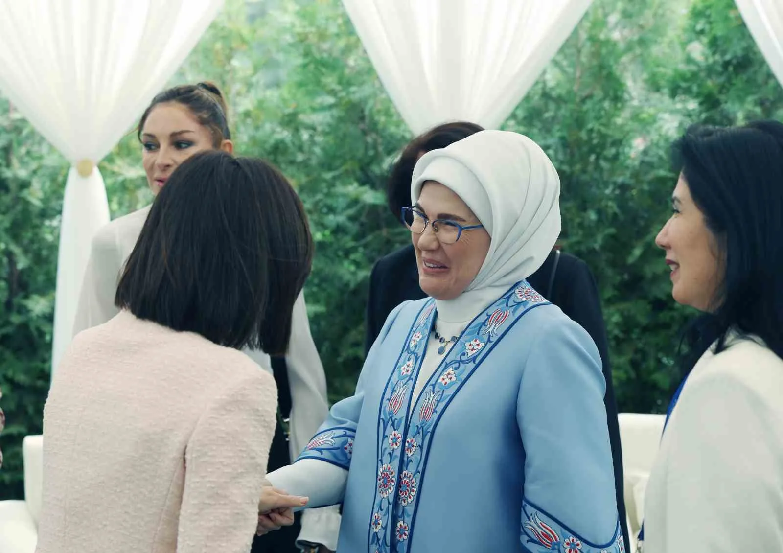 CUMHURBAŞKANI RECEP TAYYİP ERDOĞAN'A BİŞKEK ZİYARETİNDE REFAKAT EDEN EMİNE ERDOĞAN, LİDERLERİN EŞLERİYLE BİR ARAYA GELDİ.
