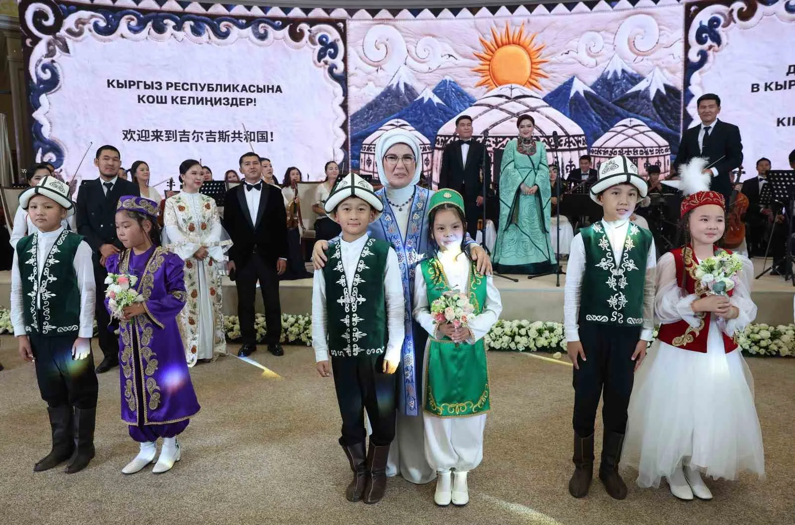 LİDER EŞLERİ HATIRA FOTOĞRAFI ÇEKTİRDİ