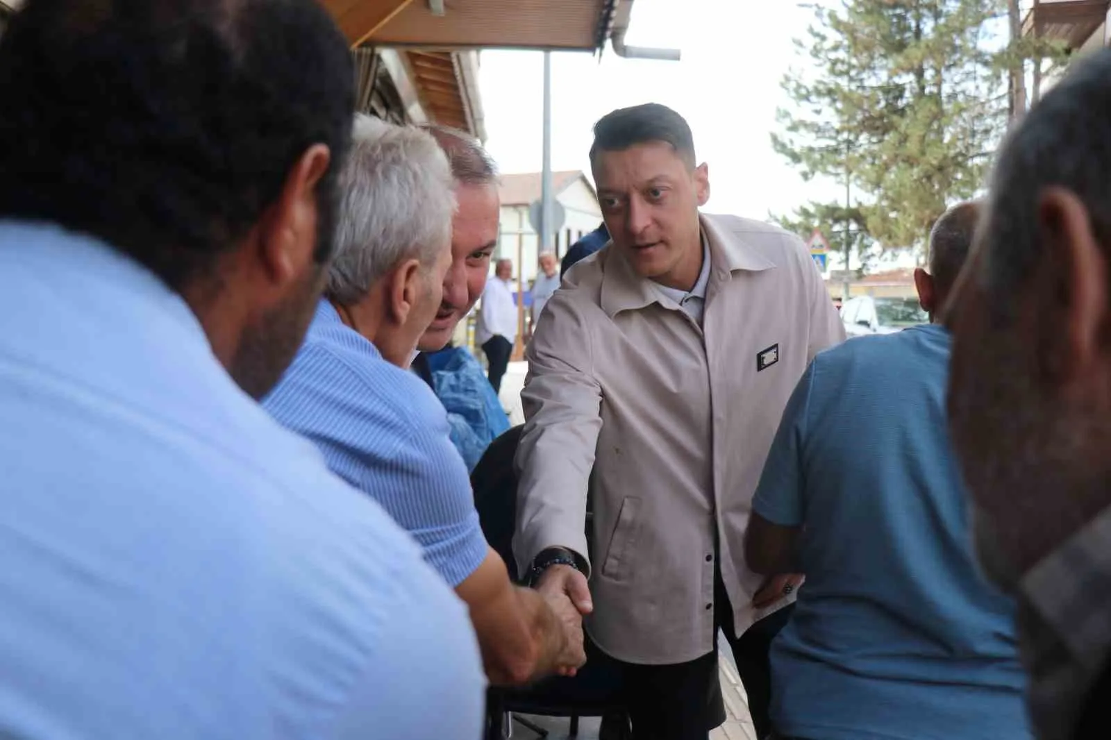 AK PARTİ MKYK ÜYESİ VE ESKİ FUTBOLCU MESUT ÖZİL, AK PARTİ’NİN 81 İLDE SÜRDÜRDÜĞÜ "TÜRKİYE YÜZYILI BULUŞMALARI" KAPSAMINDA SAKARYA’NIN TARİHİ İLÇESİ TARAKLI’YI ZİYARET ETTİ.
