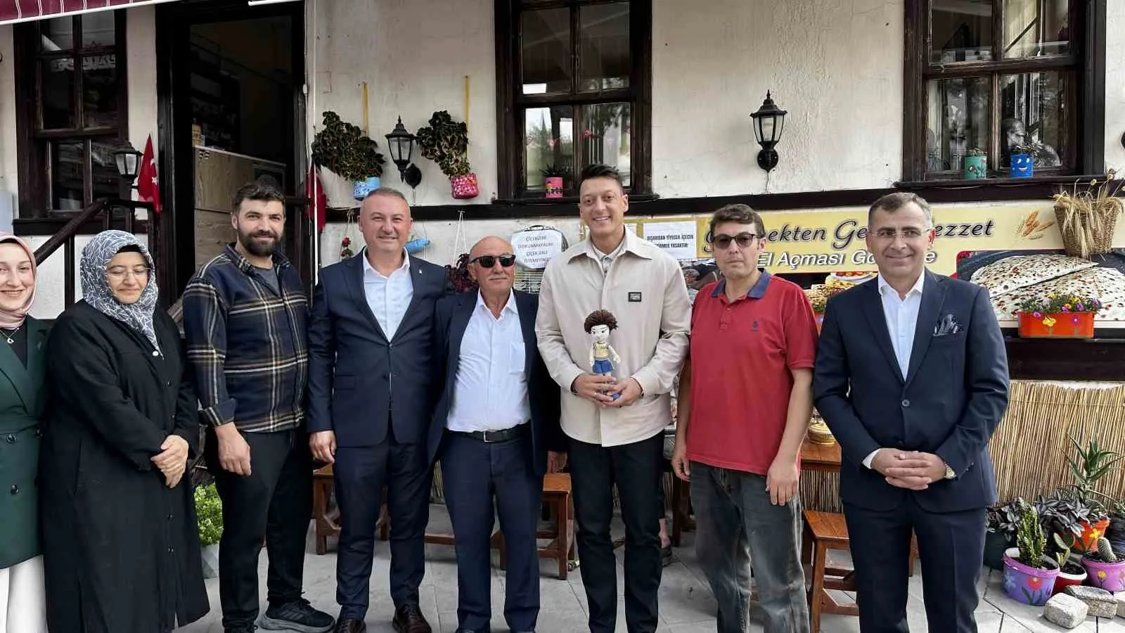 AK PARTİ MKYK ÜYESİ VE ESKİ FUTBOLCU MESUT ÖZİL, AK PARTİ’NİN 81 İLDE SÜRDÜRDÜĞÜ "TÜRKİYE YÜZYILI BULUŞMALARI" KAPSAMINDA SAKARYA’NIN TARİHİ İLÇESİ TARAKLI’YI ZİYARET ETTİ.