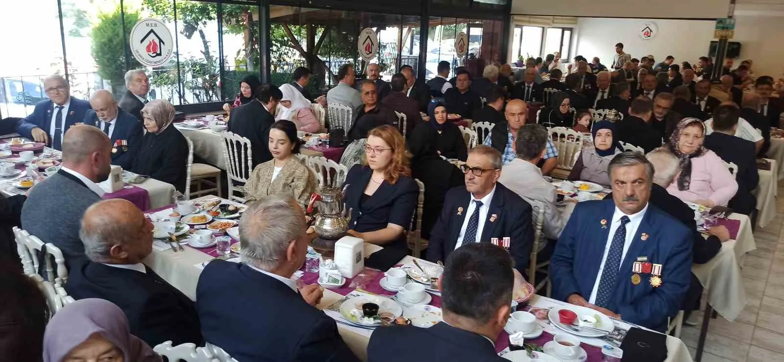 DEVREK'TE GAZİLER GÜNÜ NEDENİYLE DÜZENLENEN KAHVALTI PROGRAMINDA BİR ARAYA GELEREK DAYANIŞMA VE KAYNAŞMANIN ÖRNEĞİNİ SERGİLEDİLER.