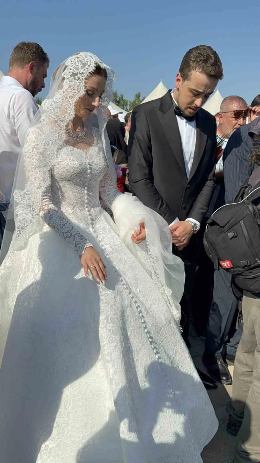 KALABALIĞIN ARASINDA BUGÜN DÜNYAEVİNE GİREN MUSTAFA KILIÇ VE MERVEGÜL YILMAZ ÇİFTİ DE YER ALDI. KUAFÖR SALONUNDAN ÇIKTIKTAN SONRA DÜĞÜN SALONUNA GİTMEK YERİNE CUMHURBAŞKANI ERDOĞAN'I KARŞILAMAK İÇİN İLÇE GİRİŞİNE GELEN GELİN VE DAMAT, ERDOĞAN'IN İLGİSİYLE BÜYÜK BİR HEYECAN YAŞADI.