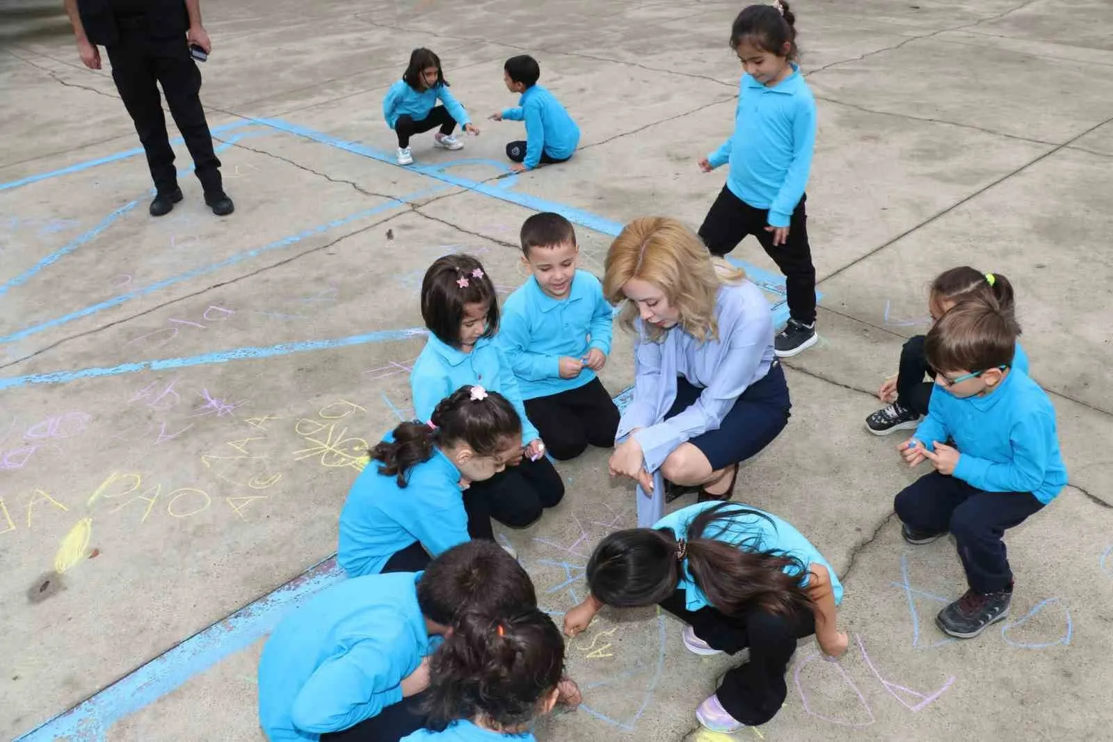 ZONGULDAK'IN GÖKÇEBEY İLÇE KAYMAKAMI RUVEYDA KAHRAMAN ŞIKTAŞ, İLÇEDEKİ EĞİTİM ÖĞRETİM FAALİYETLERİNİ YERİNDE İNCELEMEK AMACIYLA ATATÜRK İLKOKULU'NA ZİYARETTE BULUNDU. ZİYARET PROGRAMINDA KAYMAKAM ŞIKTAŞ'A, İLÇE MİLLİ EĞİTİM ŞUBE MÜDÜRÜ NAŞİT YILMAZ DA EŞLİK ETTİ.