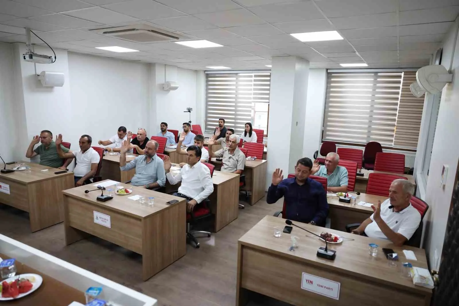 CUMHURİYET HALK PARTİSİ’NDEN (CHP) İSTİFA EDEREK YENİ PARTİ’YE GEÇEN HONAZ BELEDİYE MECLİS ÜYESİ ALİ ÖZDEMİRÇELİK, YENİ PARTİ’DEN İSTİFA EDİP YENİDEN CHP’YE KATILDI. ÖZDEMİRÇELİK’İN DÖNÜŞÜYLE BİRLİKTE HONAZ BELEDİYE MECLİSİ’NDE CHP YENİDEN SAYISAL ÜSTÜNLÜĞÜ ELDE ETTİ.