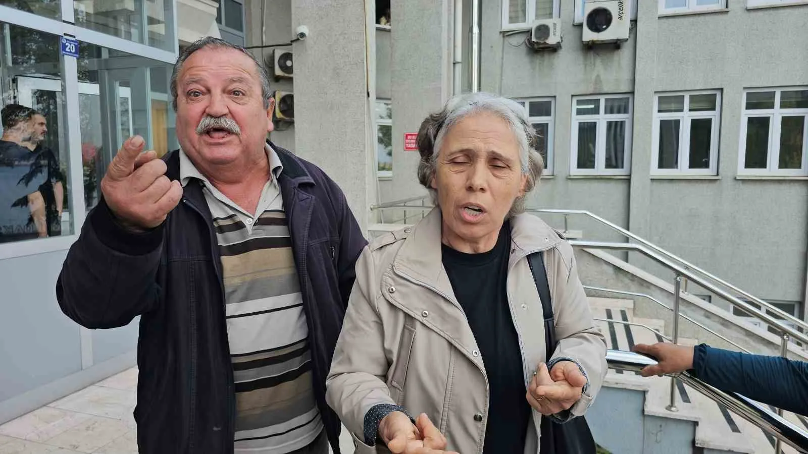 VEYSEL ORUÇOĞLU'NUN BABASI FAHRİ ORUÇOĞLU (SOLDA) VE ZİYA KİRET'İN EŞİ ŞAFAK KİRET (SAĞDA) DURUŞMA SONRASI GAZETECİLERE AÇIKLAMALARDA BULUNDU