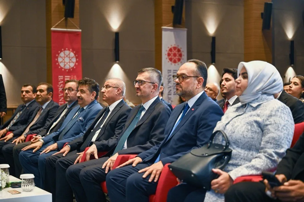 İLETİŞİM BAŞKANLIĞI TARAFINDAN "VESAYET İNŞALARINA KARŞI MİLLİ İRADE MÜCADELESİ PANELİ" DÜZENLENDİ. İLETİŞİM BAŞKANLIĞI İSTANBUL BÖLGE MÜDÜRLÜĞÜ KONFERANS SALONU'NDAKİ PROGRAMA PANELE CUMHURBAŞKANLIĞI İLETİŞİM BAŞKANI BURHANETTİN DURAN VE ÇOK SAYIDA DAVETLİ KATILDI.