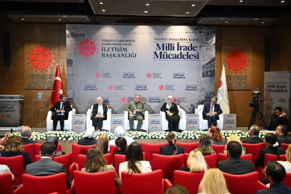 İLETİŞİM BAŞKANLIĞI TARAFINDAN "VESAYET İNŞALARINA KARŞI MİLLİ İRADE MÜCADELESİ PANELİ" DÜZENLENDİ. İLETİŞİM BAŞKANLIĞI İSTANBUL BÖLGE MÜDÜRLÜĞÜ KONFERANS SALONU'NDAKİ PROGRAMA PANELE CUMHURBAŞKANLIĞI İLETİŞİM BAŞKANI BURHANETTİN DURAN VE ÇOK SAYIDA DAVETLİ KATILDI.