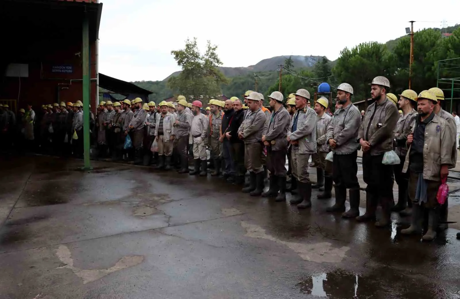 3. KARTİYE’DE YENİ AÇILAN PANO ÜRETİM AYAĞI İÇİN KAZASIZ ÜRETİM DİLEĞİYLE DUALAR OKUNARAK KURBAN KESİLDİ.