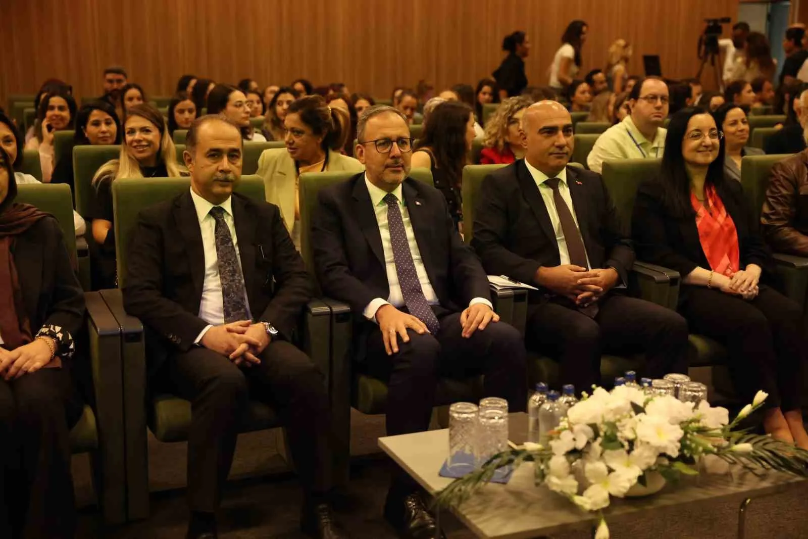 ÖNCEKİ DÖNEM GENÇLİK VE SPOR BAKANI, AK PARTİ İZMİR MİLLETVEKİLİ VE TBMM ENGELLİ BİREYLERİN SORUNLARINI ARAŞTIRMA KOMİSYONU BAŞKANI DR. MEHMET MUHARREM KASAPOĞLU, İZMİR ŞEHİR HASTANESİ’NDE DÜZENLENEN 'İZMİR NADİR HASTALIK SAĞLIK HİZMETİ KAPSAMI VE SAĞLIK TURİZMİ POTANSİYELİ İSTİŞARE TOPLANTISI'NDA KONUŞTU.