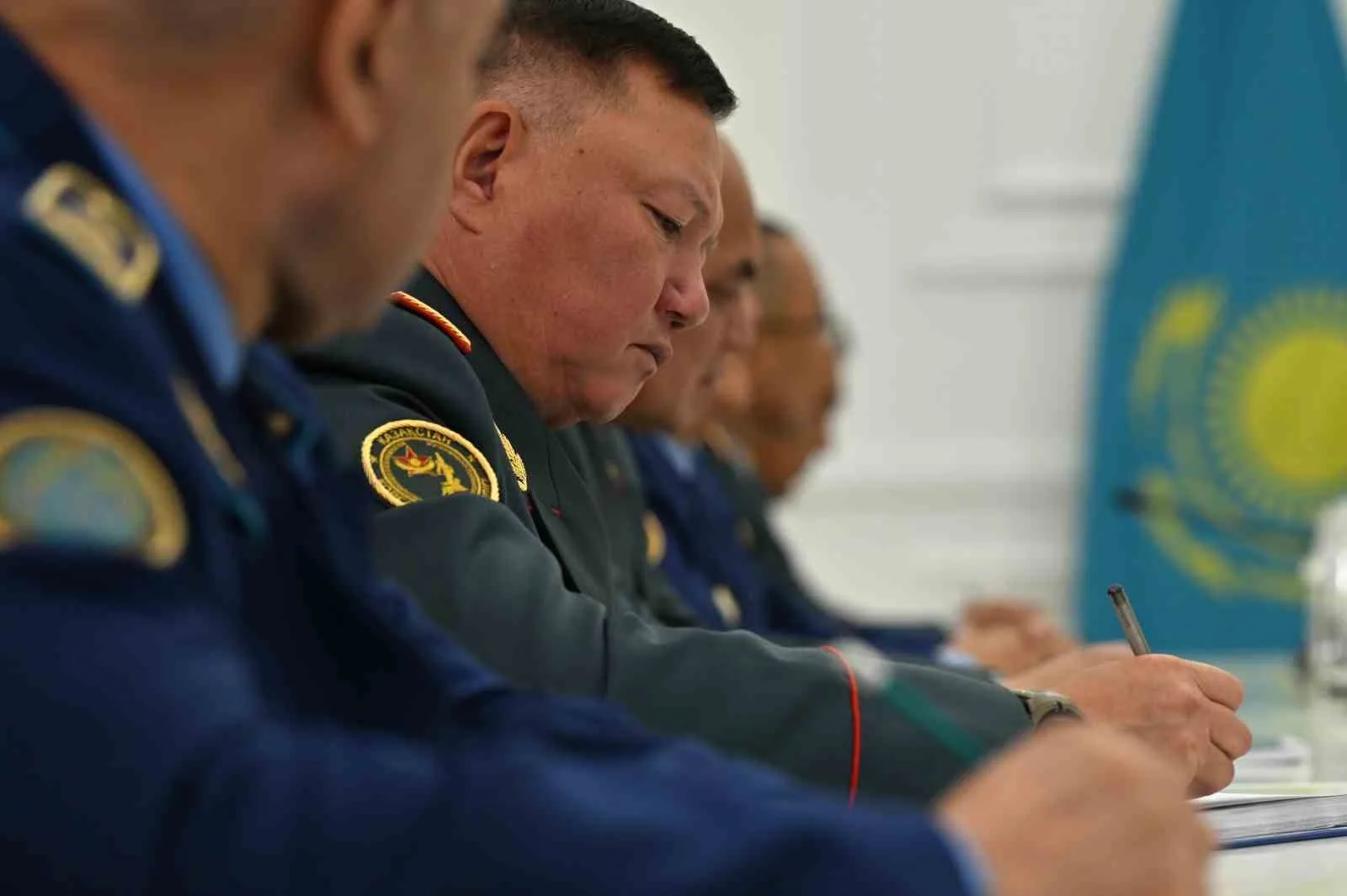 KAZAKİSTAN CUMHURBAŞKANI KASIM CÖMERT TOKAYEV, SAVUNMA BAKANLIĞI'NIN ÜST DÜZEY YÖNETİCİLERİYLE YAPTIĞI TOPLANTIDA SİLAHLI KUVVETLERDE KAPSAMLI REFORM SÜRECİNİN BAŞLATILMASI TALİMATINI VERDİ.