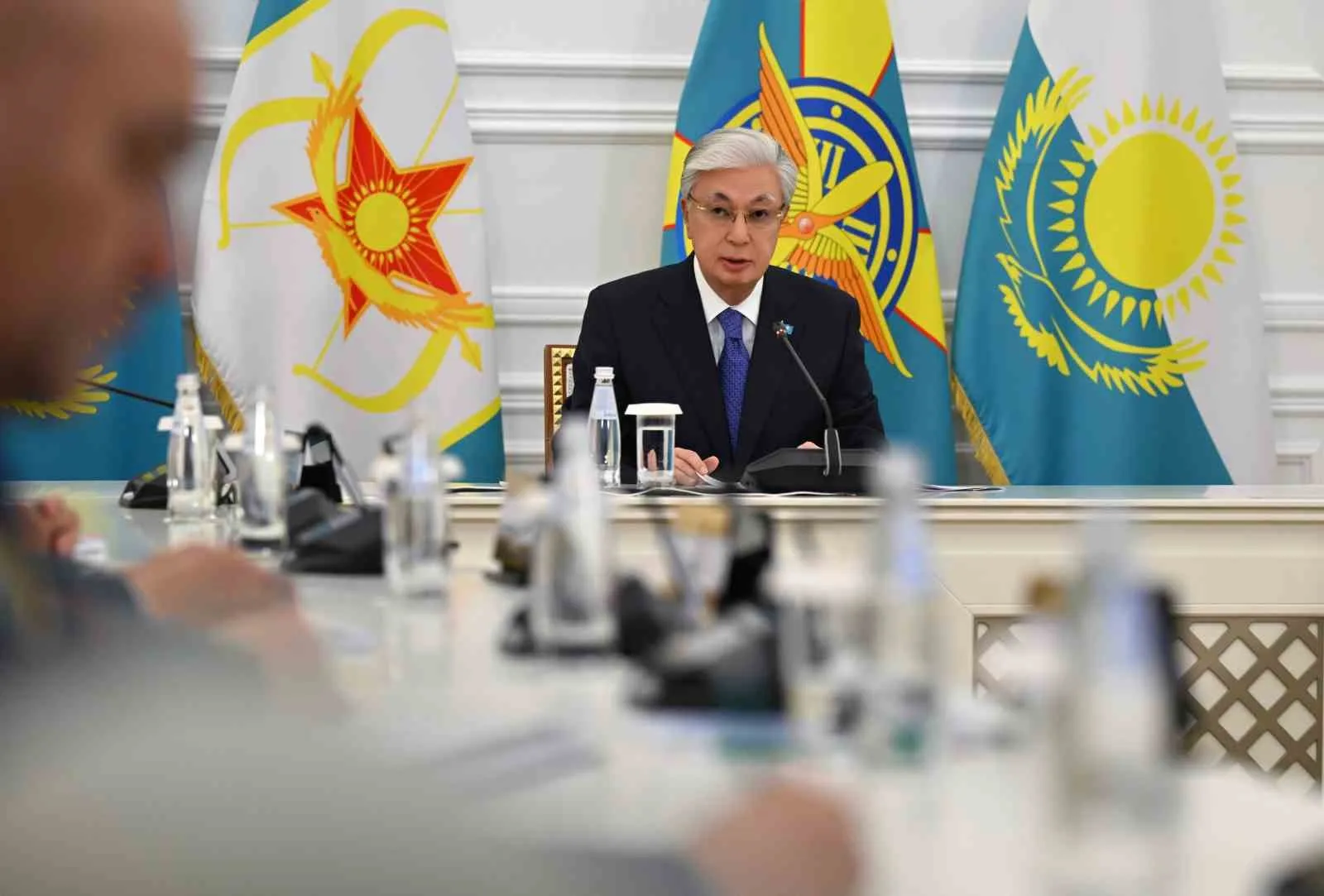 KAZAKİSTAN CUMHURBAŞKANI KASIM CÖMERT TOKAYEV, SAVUNMA BAKANLIĞI'NIN ÜST DÜZEY YÖNETİCİLERİYLE YAPTIĞI TOPLANTIDA SİLAHLI KUVVETLERDE KAPSAMLI REFORM SÜRECİNİN BAŞLATILMASI TALİMATINI VERDİ.