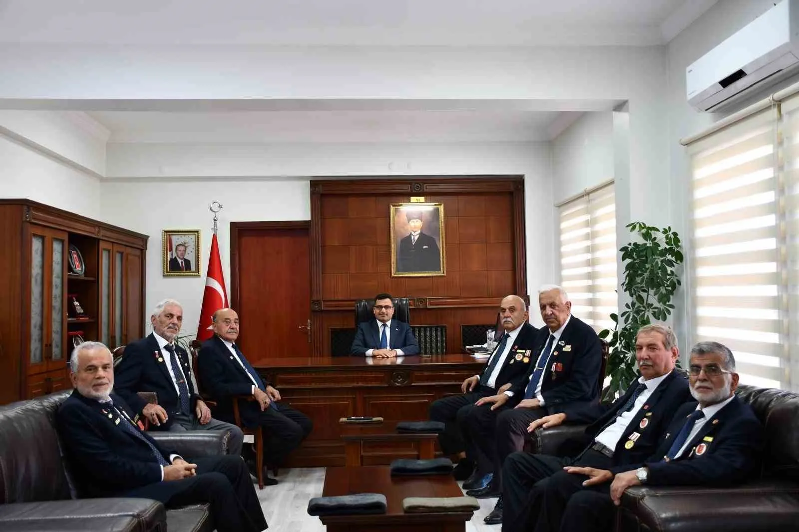 ZONGULDAK (İHA) - ZONGULDAK’IN ALAPLI İLÇESİNDE KIBRIS GAZİLERİ, GAZİLER GÜNÜ ÖNCESİNDE ALAPLI KAYMAKAMI SELÇUK KÖKSAL’I ZİYARET ETTİ.