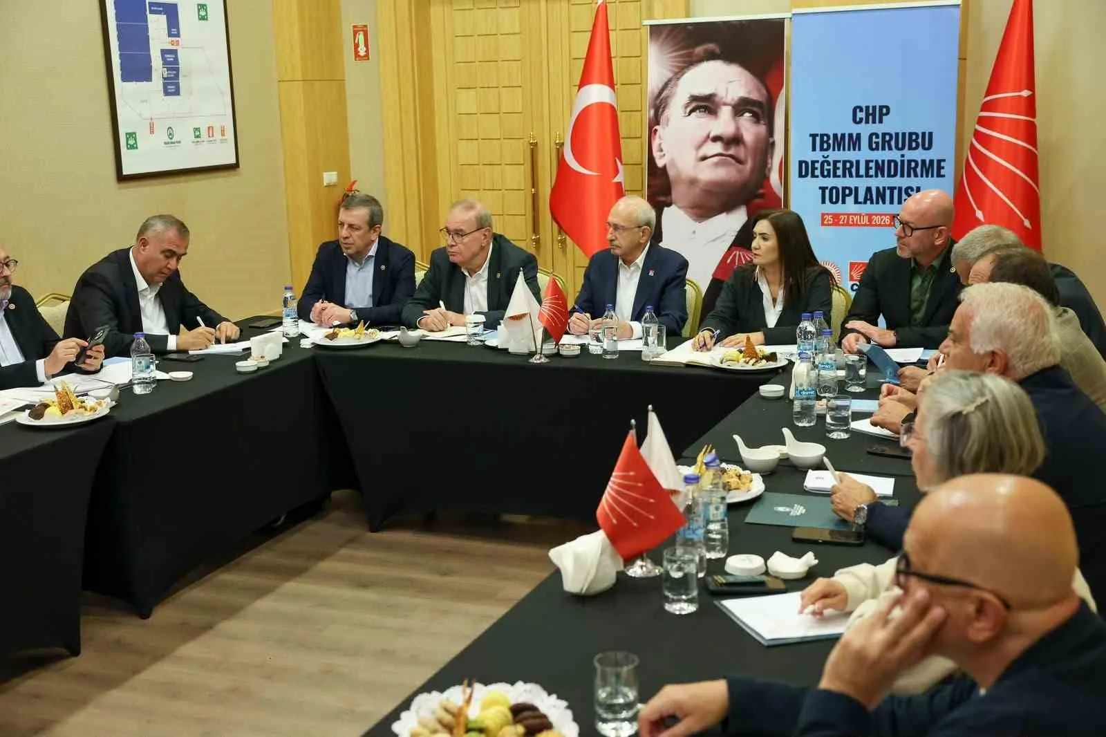 CUMHURİYET HALK PARTİSİ (CHP) GENEL BAŞKANI KEMAL KILIÇDAROĞLU, PARTİSİNİN BOLU ABANT’TA DÜZENLEDİĞİ TBMM GRUBU DEĞERLENDİRME TOPLANTISI KAPSAMINDA İLK OLARAK GRUP YÖNETİM KURULU TOPLANTISINA BAŞKANLIK ETTİ.