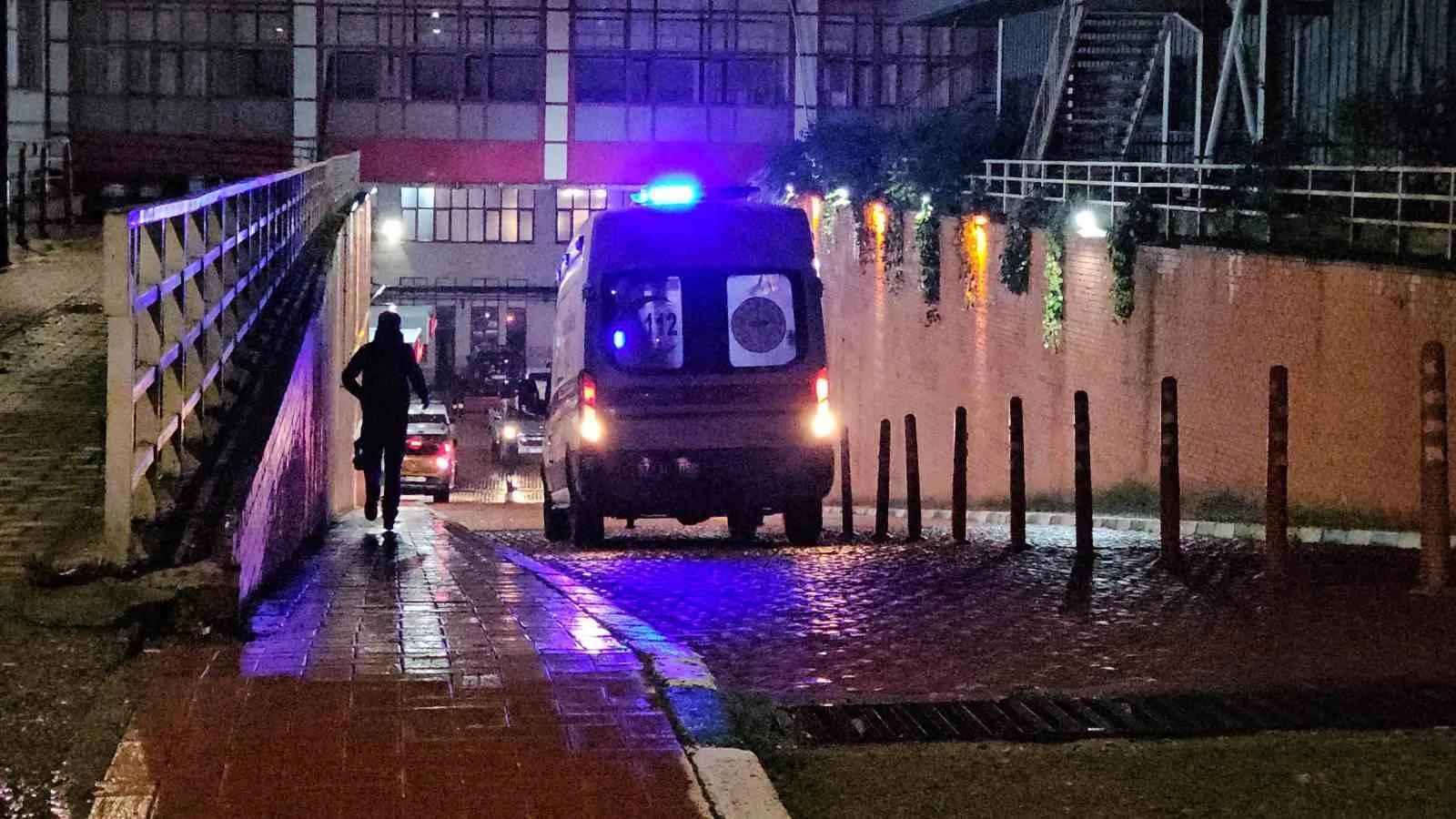TIKANAN SİLOYA DÜŞMESİ SONUCU DURAN KALBİ İLK MÜDAHALEYLE ÇALIŞTIRILAN VE DÜNDEN BU YANA YOĞUN BAKIMDA YAŞAM DESTEK ÜNİTESİNE BAĞLI OLAN DEMİR, DOKTORLARIN TÜM MÜDAHALESİNE RAĞMEN KURTARILAMADI.